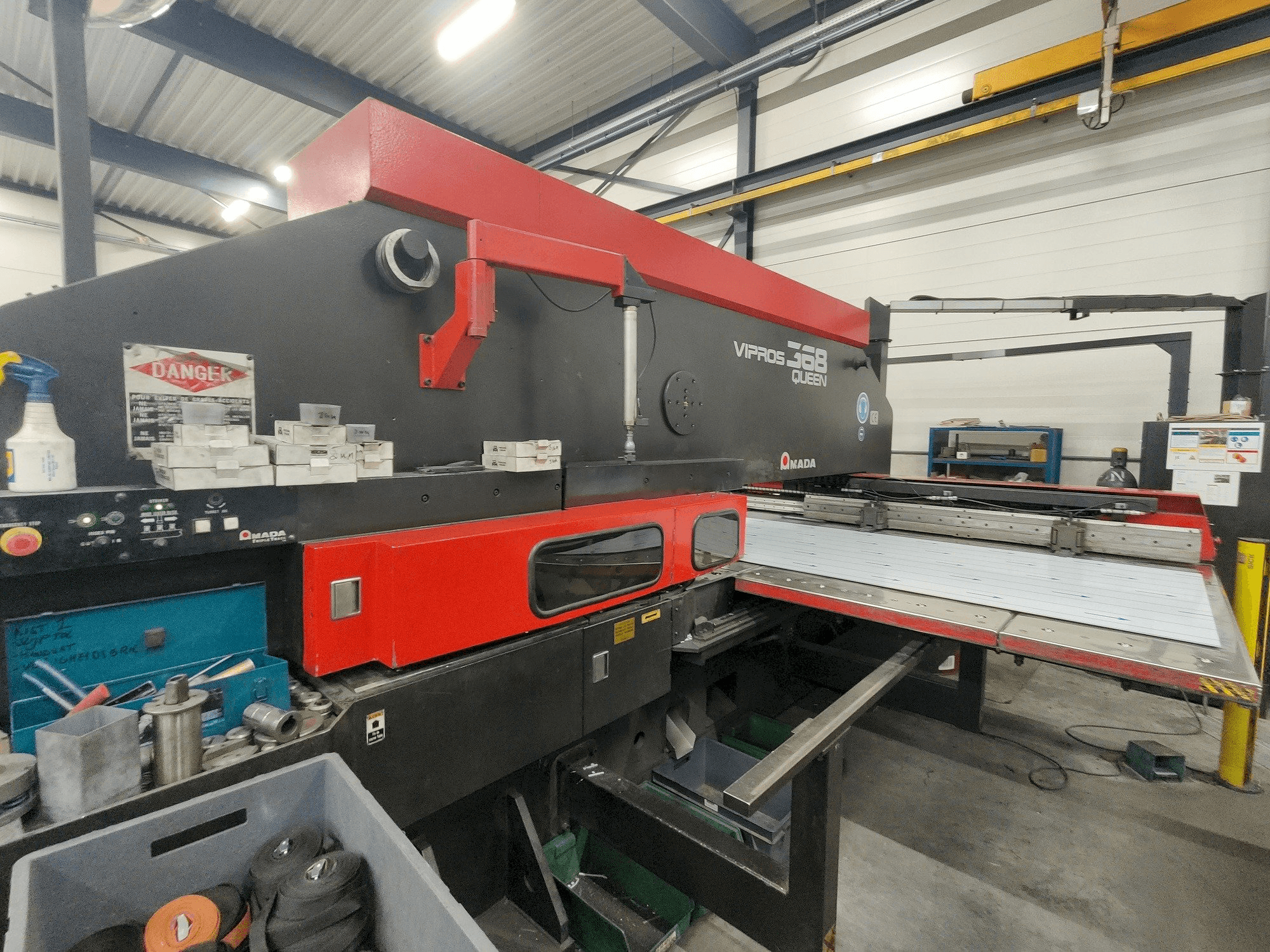 Vista Frontal da AMADA Vipros 357 Queen máquina