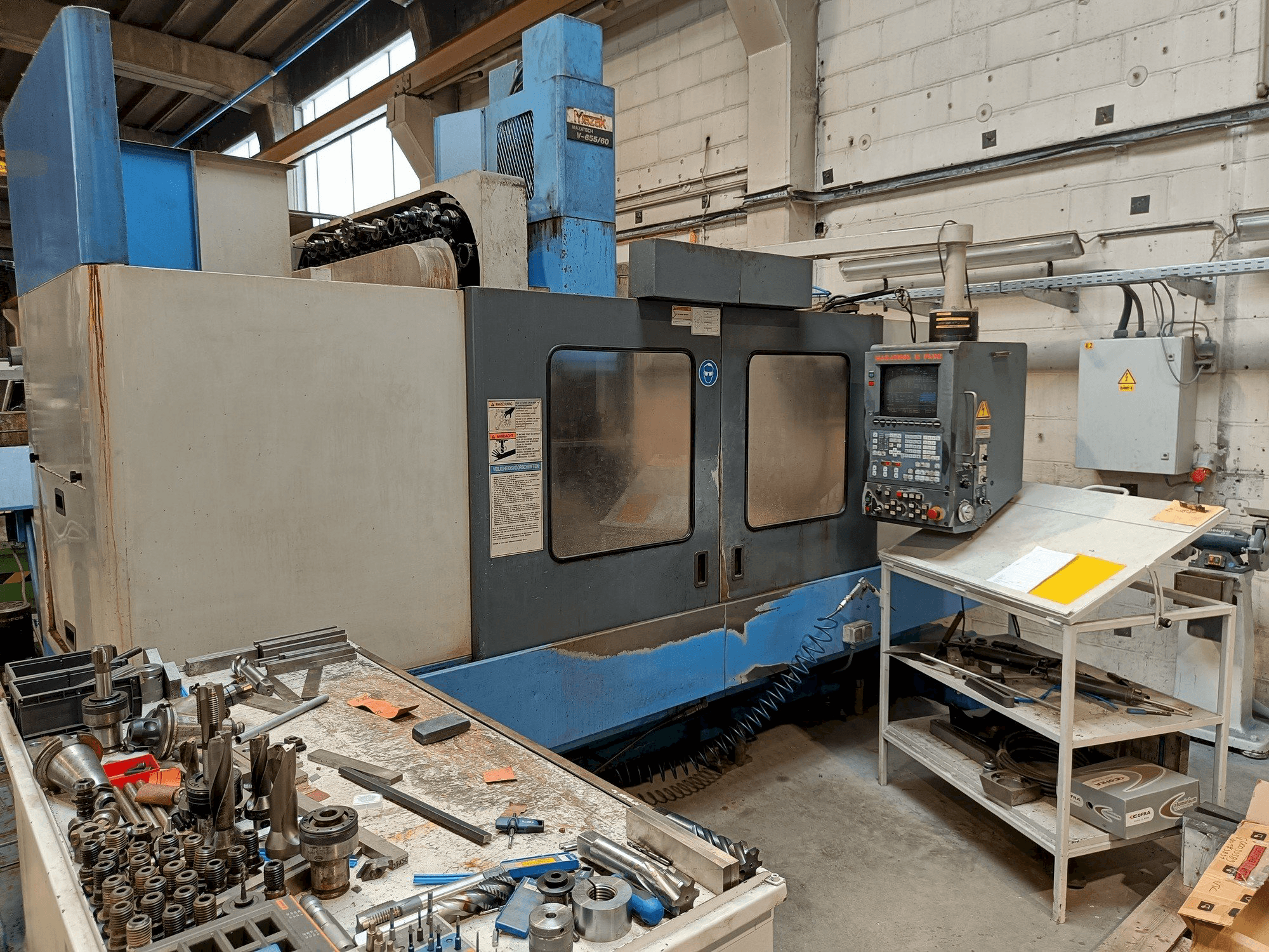 Vista Frontal da Mazak MTV655/60 máquina