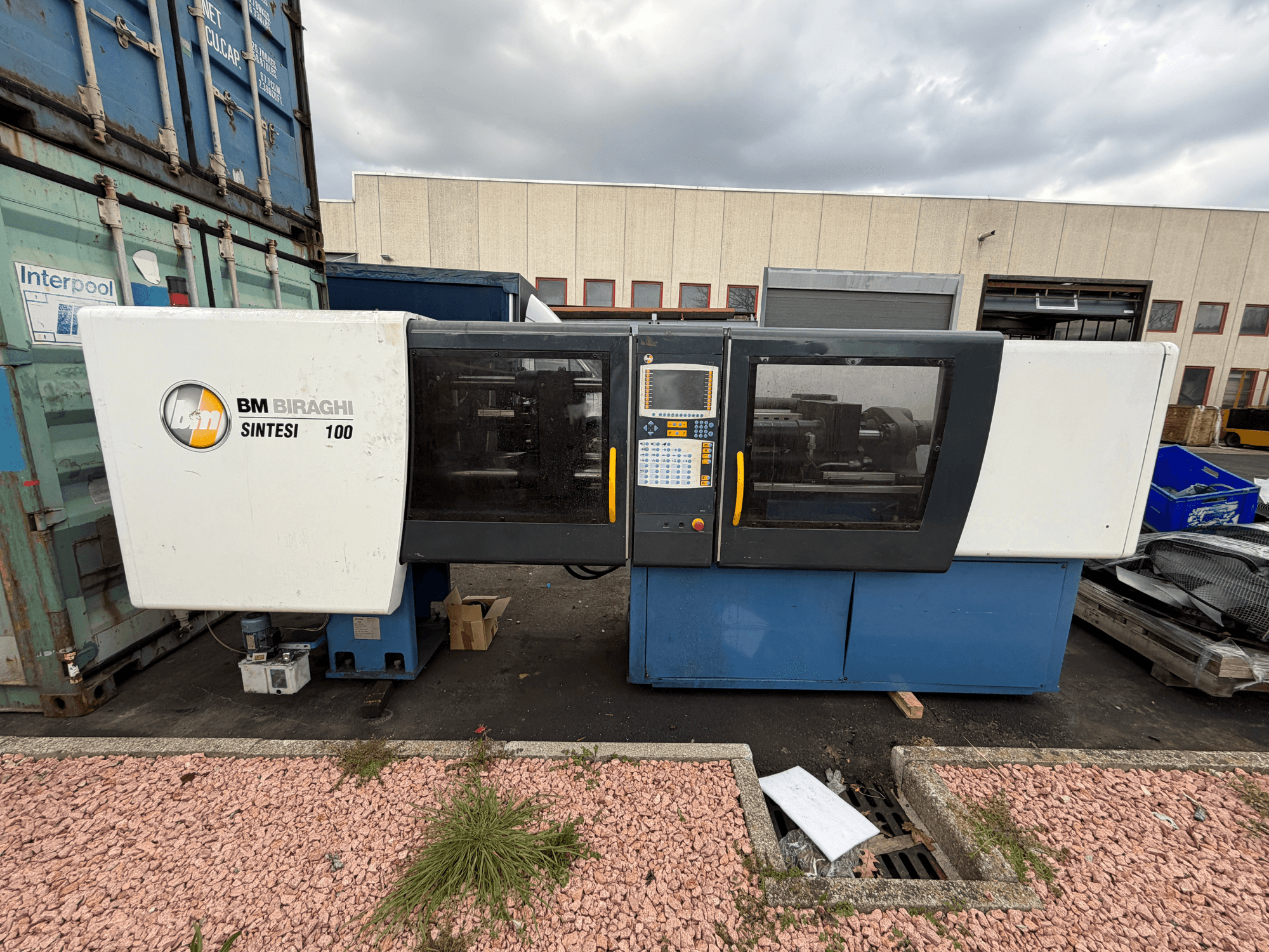 Máquina de injeção hidráulica Negri Bossi BM BIRAGHI SINTESI 100, vista frontal, mostra o painel de controlo e as caraterísticas de design operacional.