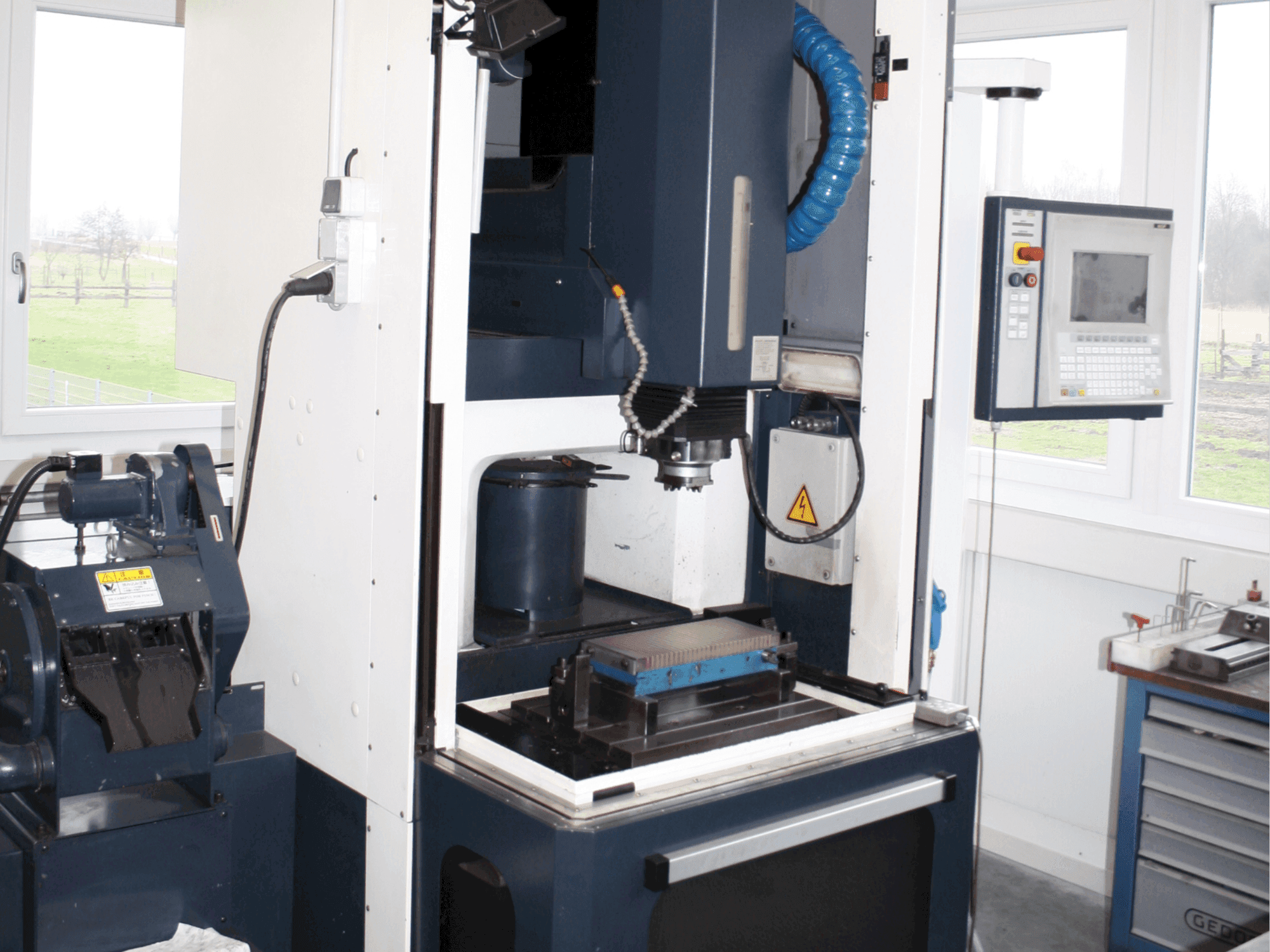 Vista Frontal da Makino EDNC 30 máquina