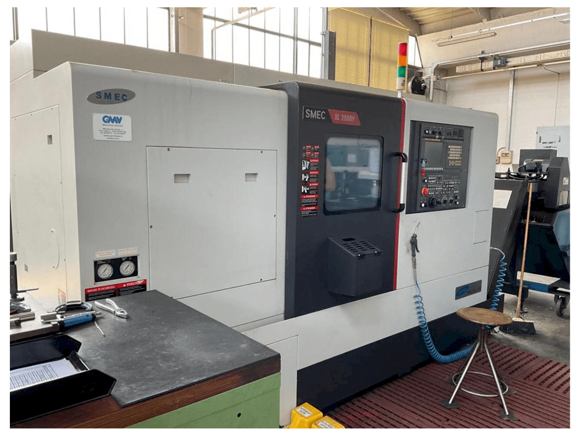 Vista Frontal da SMEC SL-2500Y máquina
