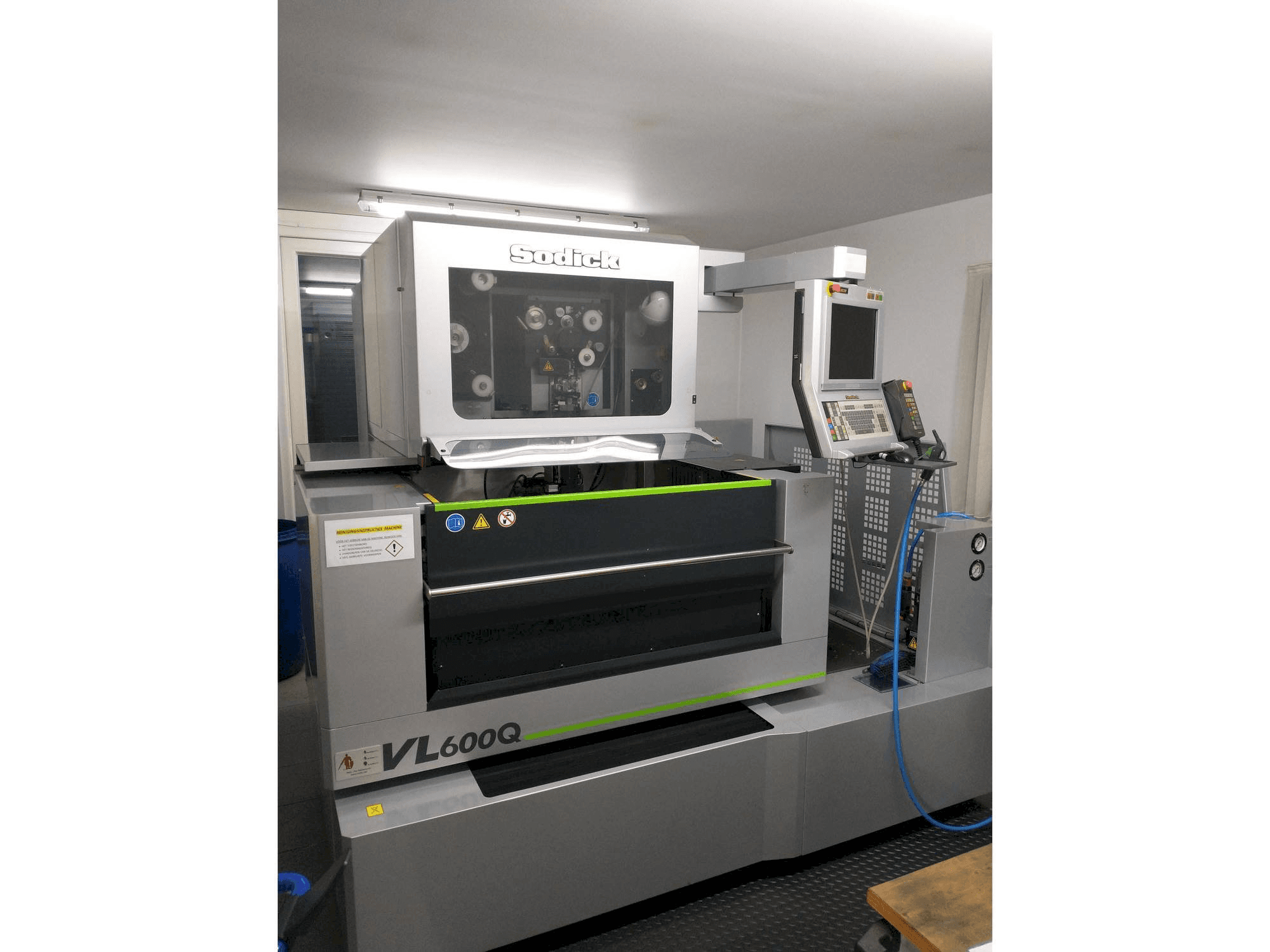 Vista Frontal da Sodick VL600Q máquina