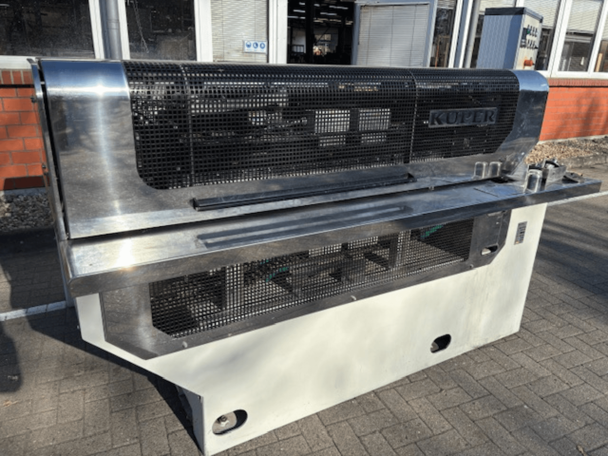 Guilhotina para folheados KUPER FLI, vista frontal, com corpo em aço inoxidável e rede de proteção para um funcionamento seguro.