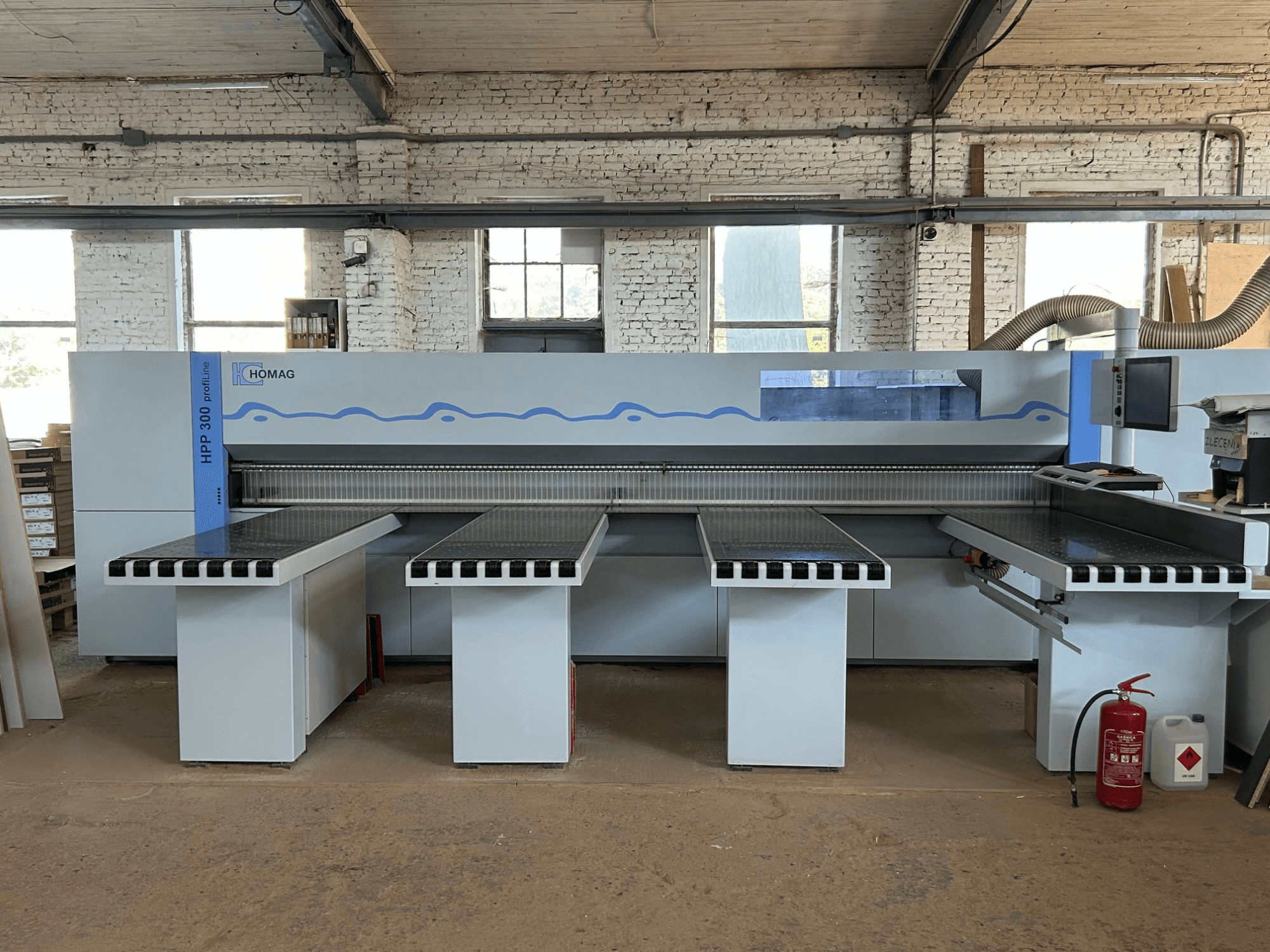 Serra de painéis HOMAG PROFI HPP 300, vista frontal, equipada com duas mesas de apoio e um visor digital para cortes de precisão.