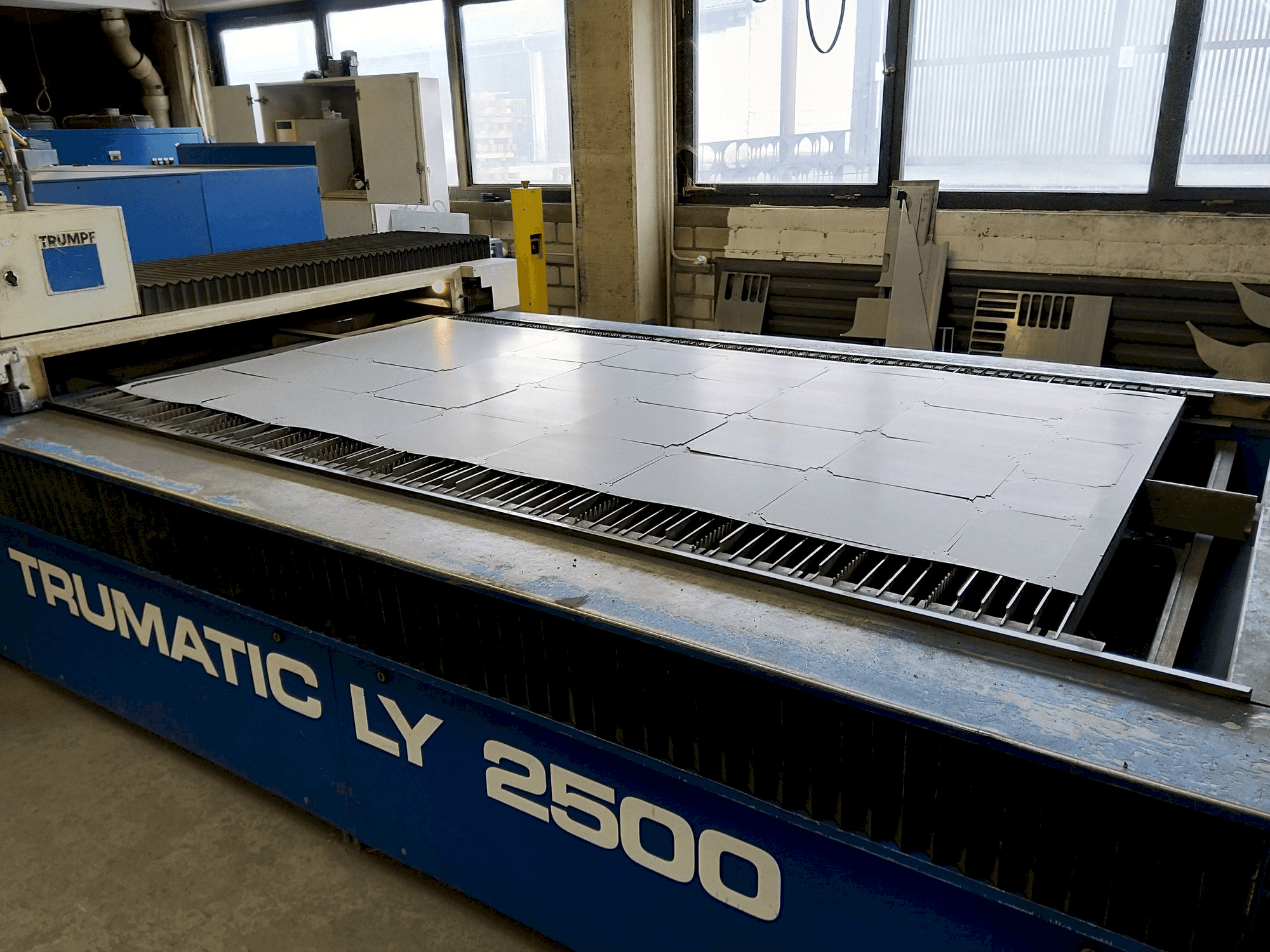 Vista Frontal da Trumpf Trumatic LY2500 máquina