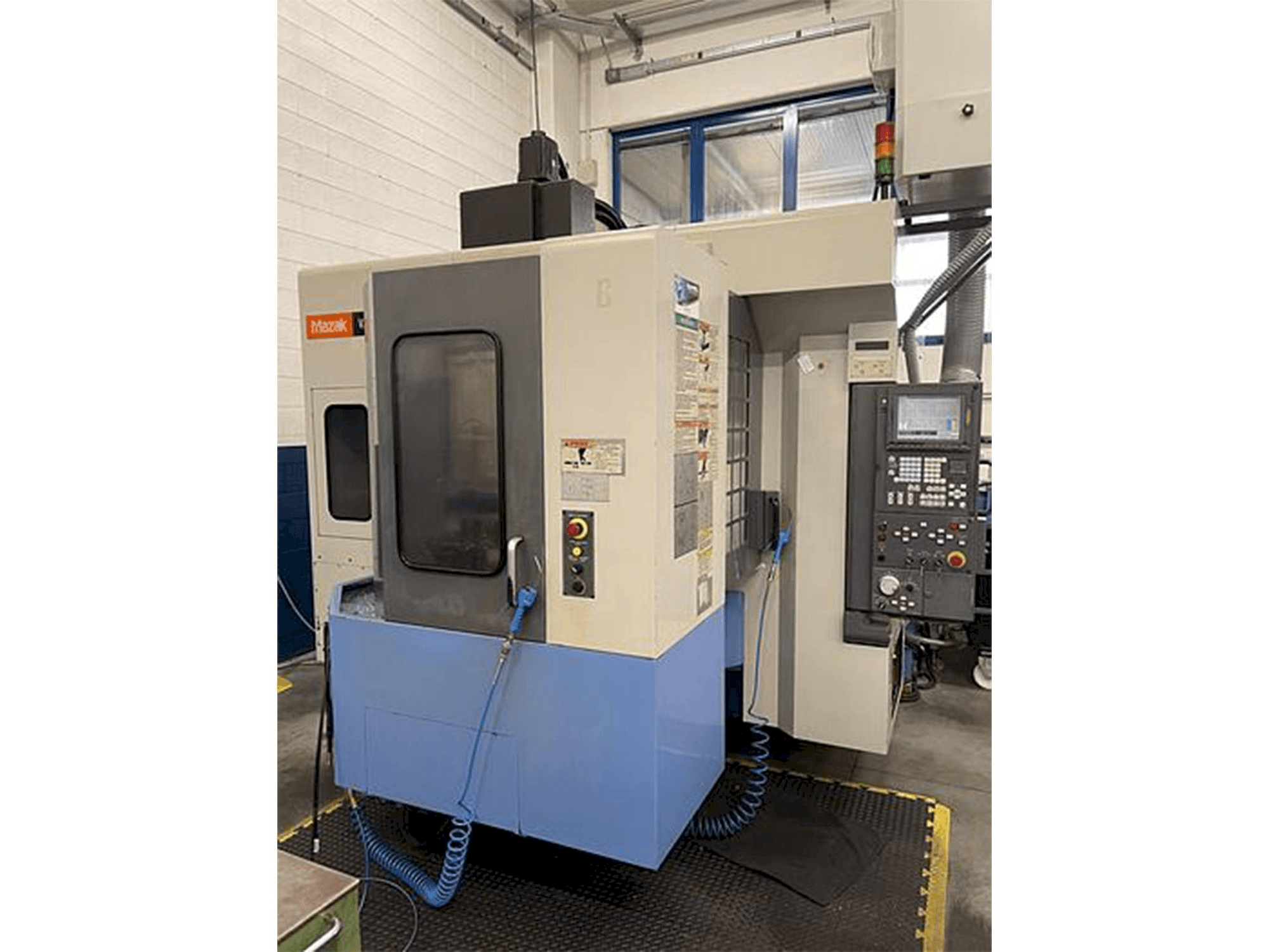 Vista Frontal da Mazak Variaxis 500-5X máquina