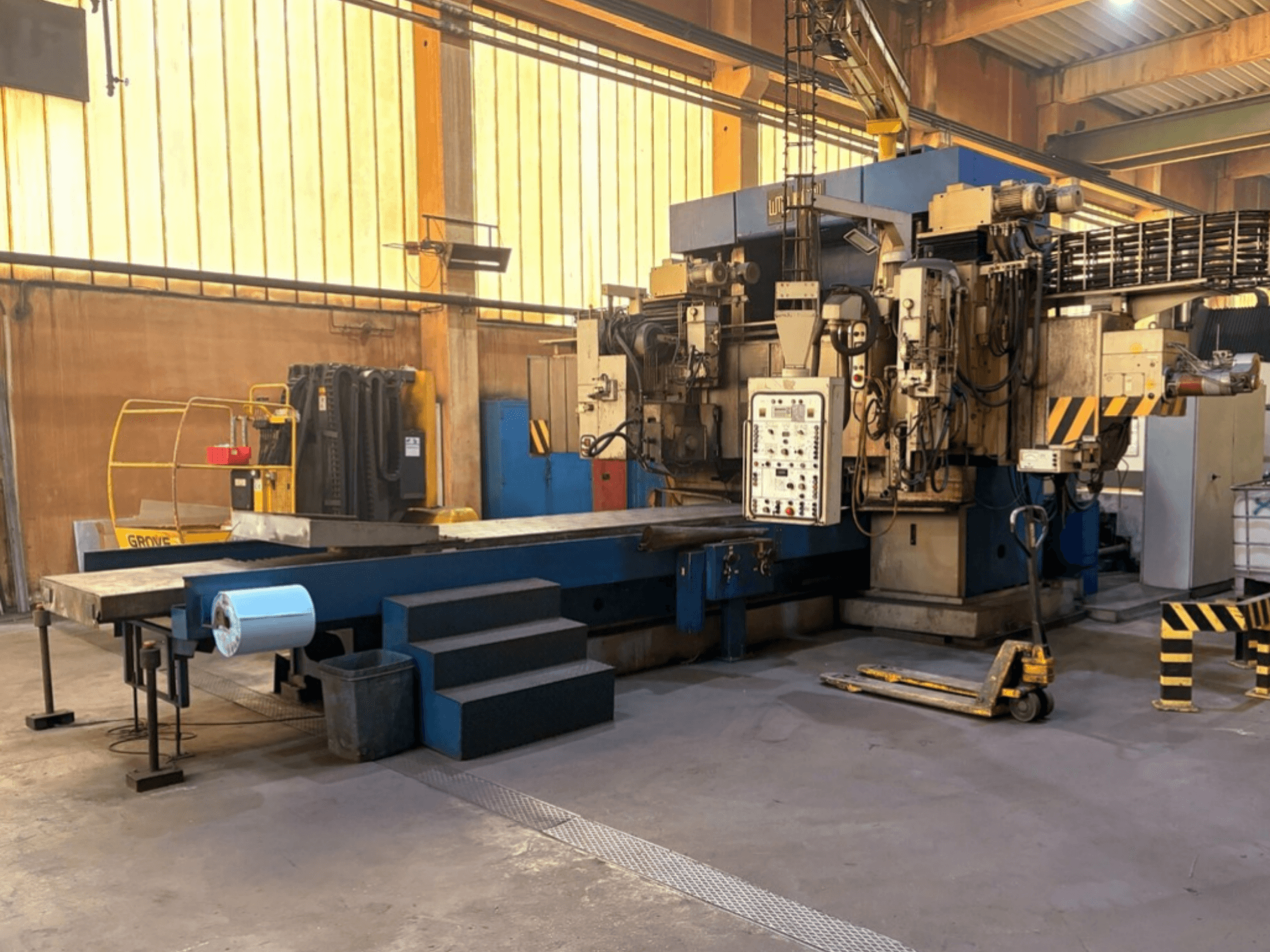 Rectificadora de superfícies WMW-Heckert SZ10-10-03 com configuração de fábrica; vista lateral que mostra o painel de controlo e a mesa de trabalho.