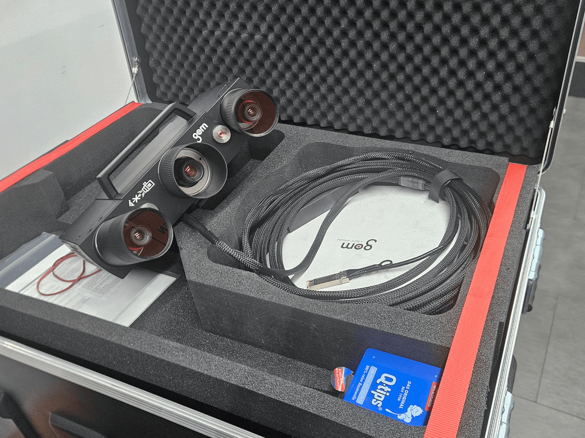 Máquina de medição ótica ZEISS GOM ATOS 5 com lentes e cabo, vista de cima em caixa de espuma.