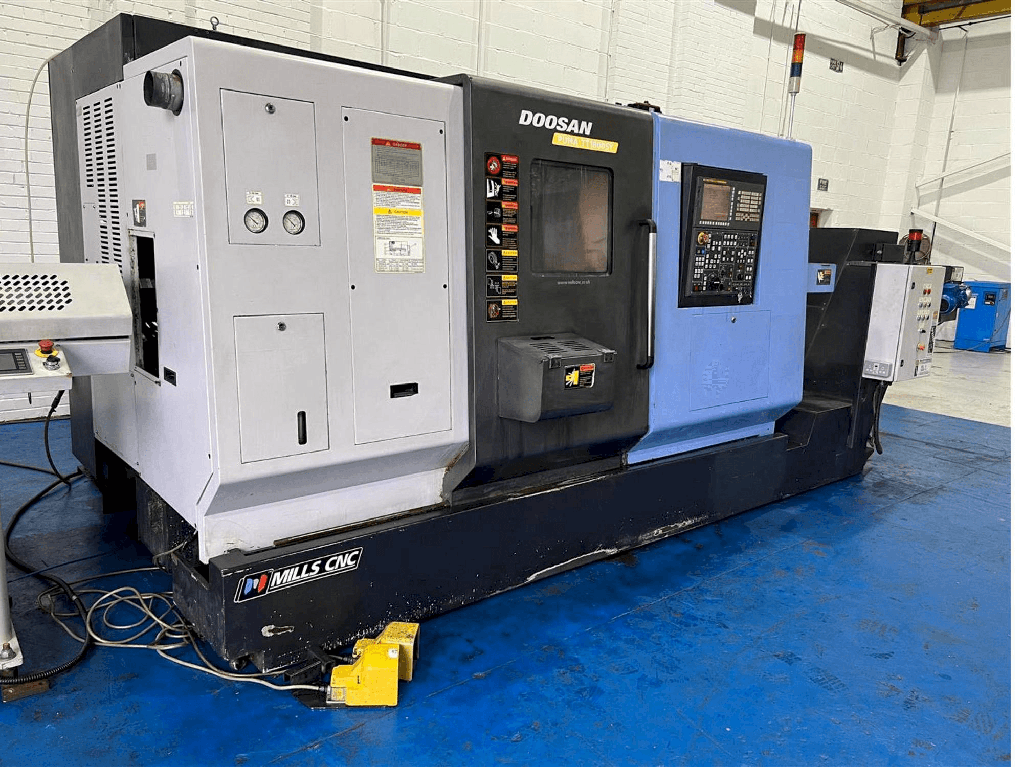 Vista Frontal da Doosan TT1800SY máquina