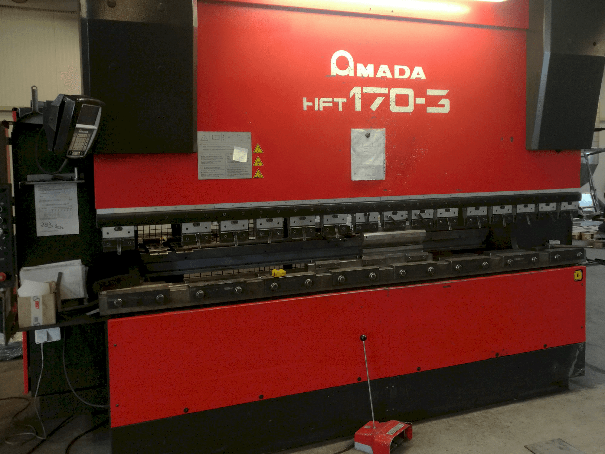 Vista Frontal da AMADA HFT 170-3 máquina