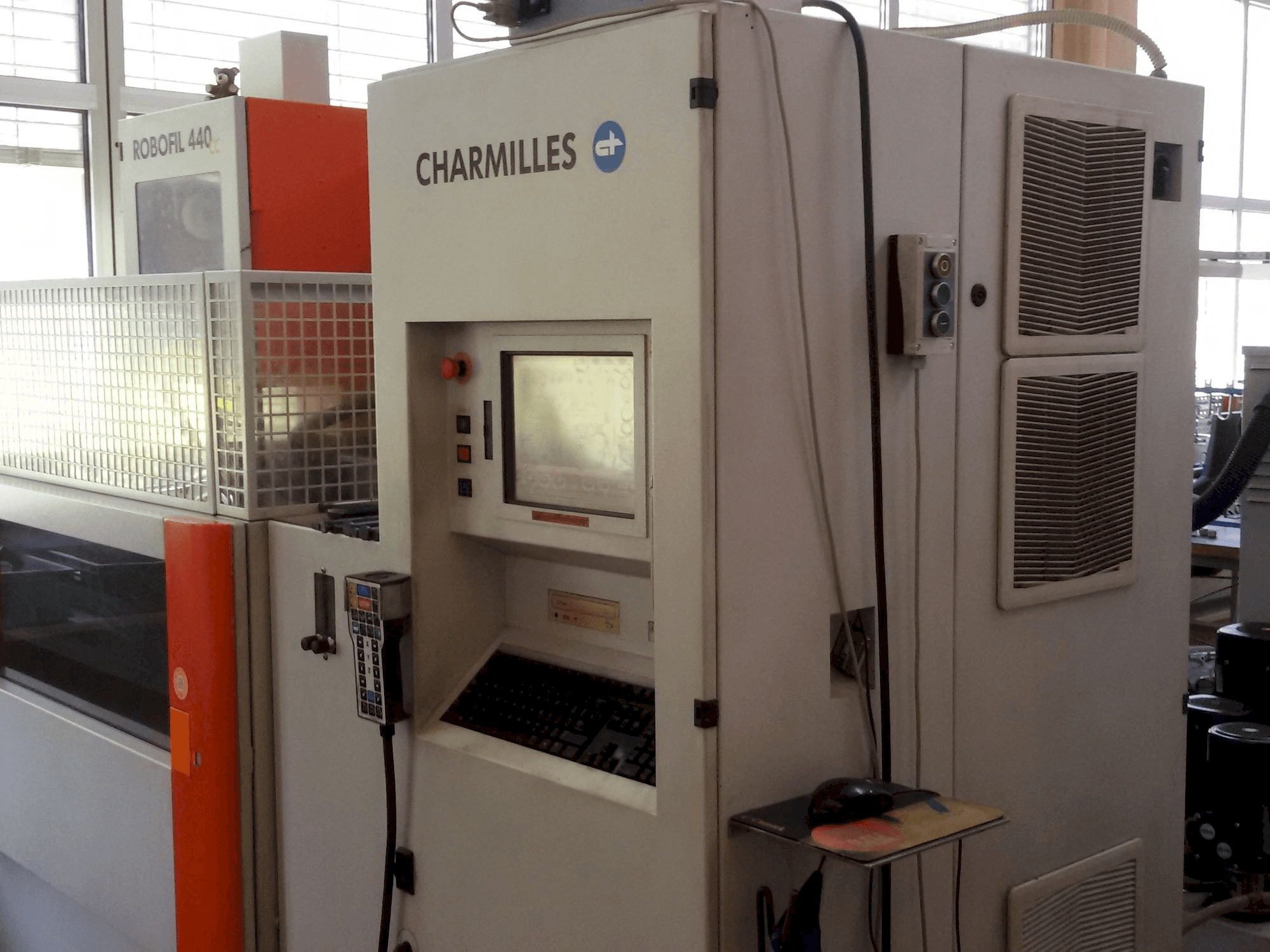 Vista Frontal da CHARMILLES Robofil 440CC máquina