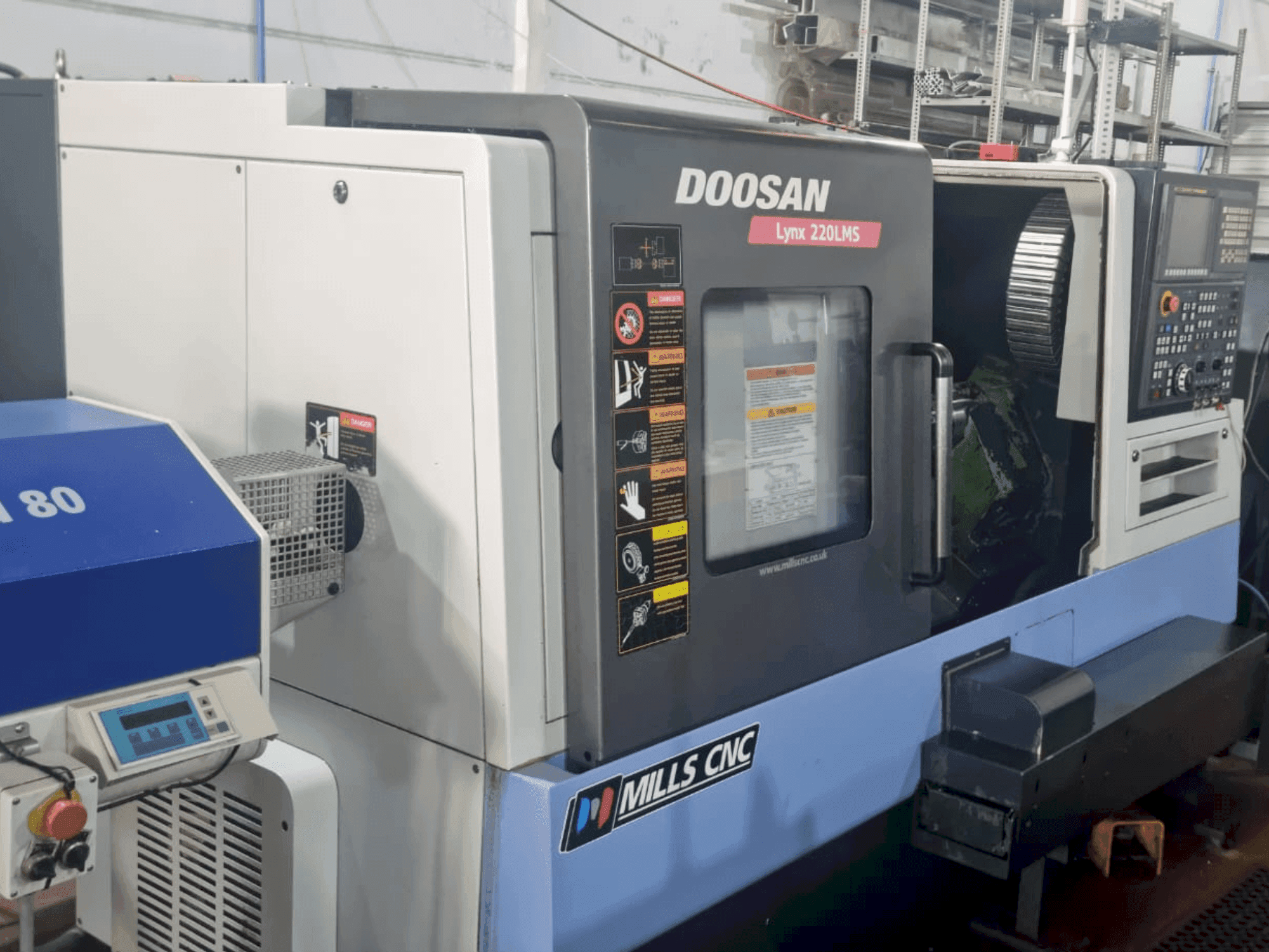 Vista Frontal da DOOSAN Lynx 220 LMSA máquina