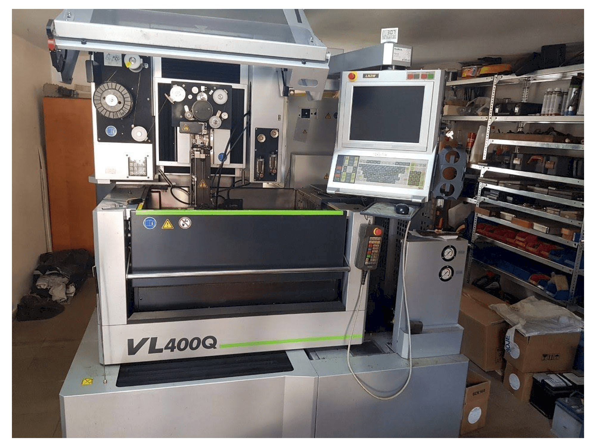 Vista Frontal da Sodick VL 400Q máquina