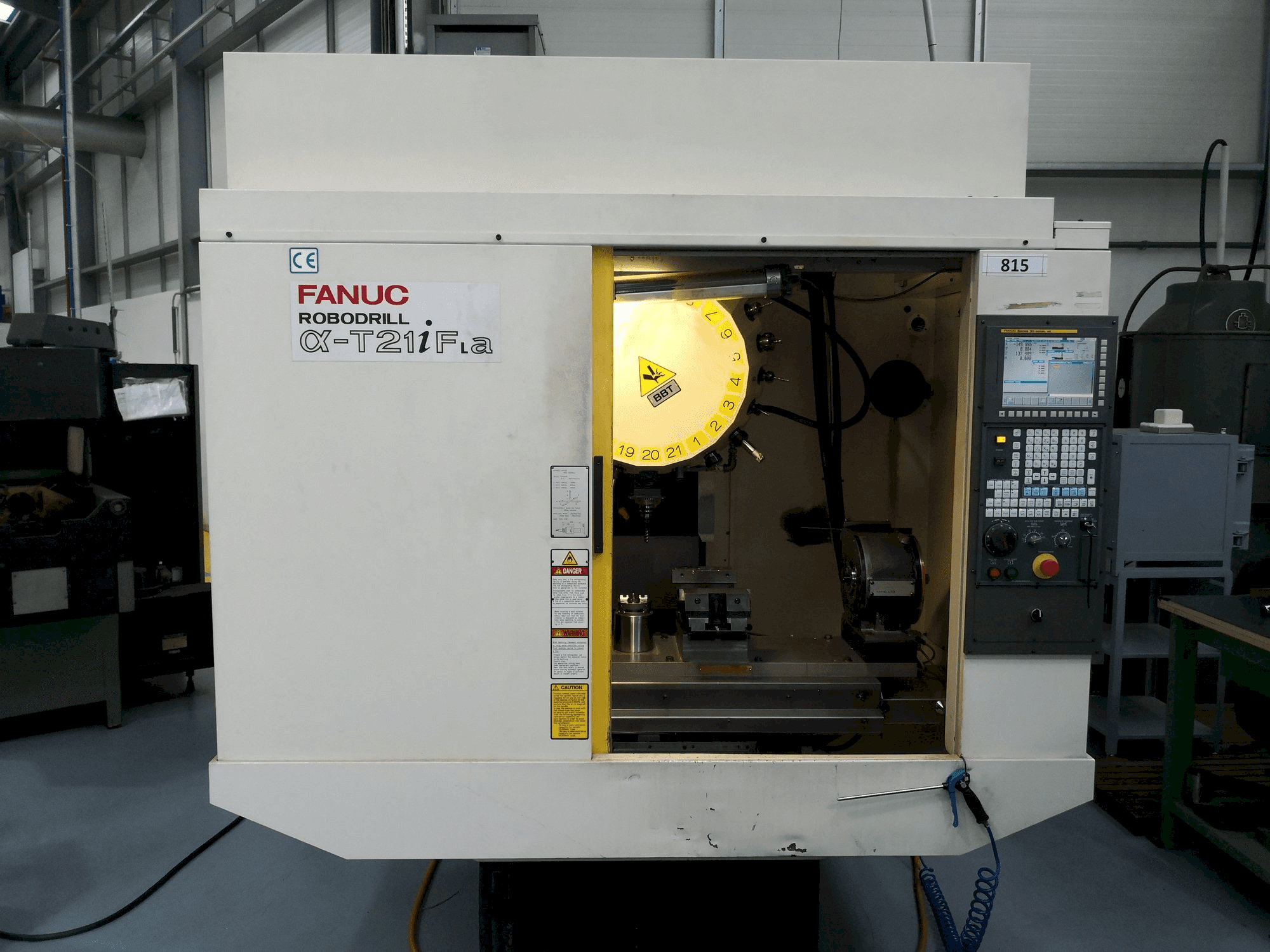 Vista Frontal da FANUC Robodrill T21iFa máquina