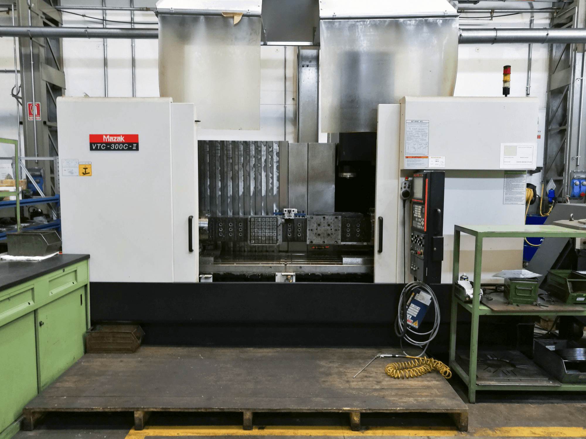 Vista Frontal da Mazak VTC-300C máquina