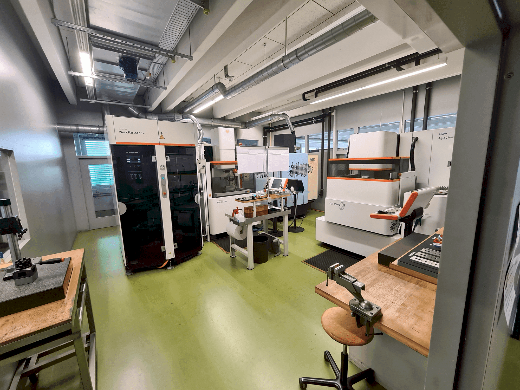 Vista Frontal da AGIE AGIETRON INNOVATION 2 máquina