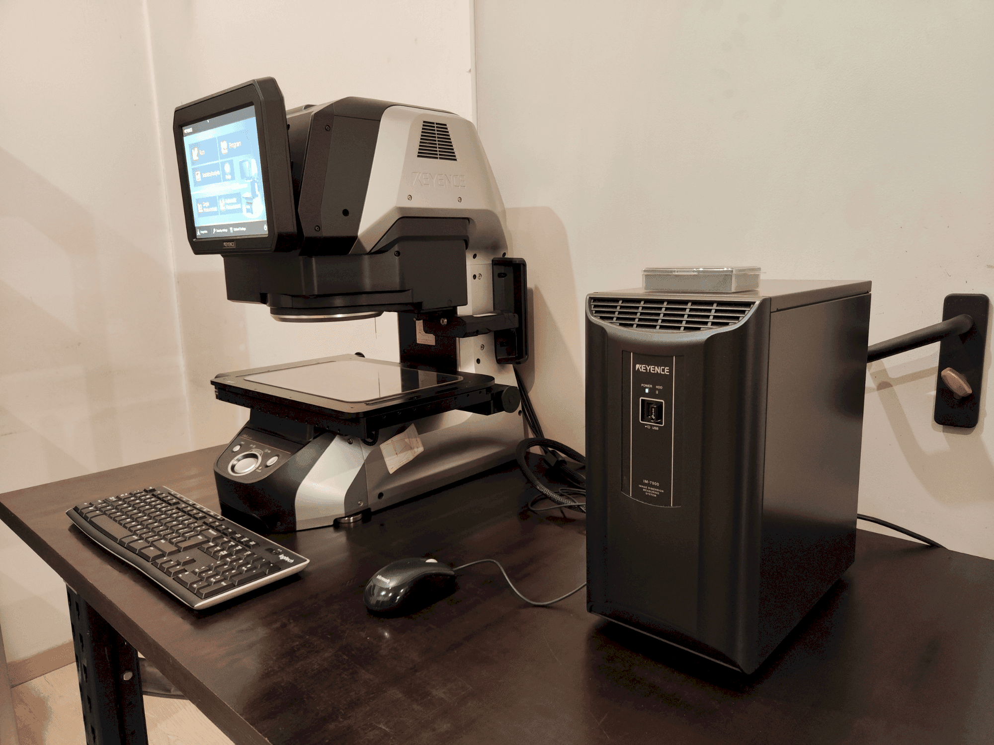 Vista Frontal da KEYENCE IM-7030T máquina