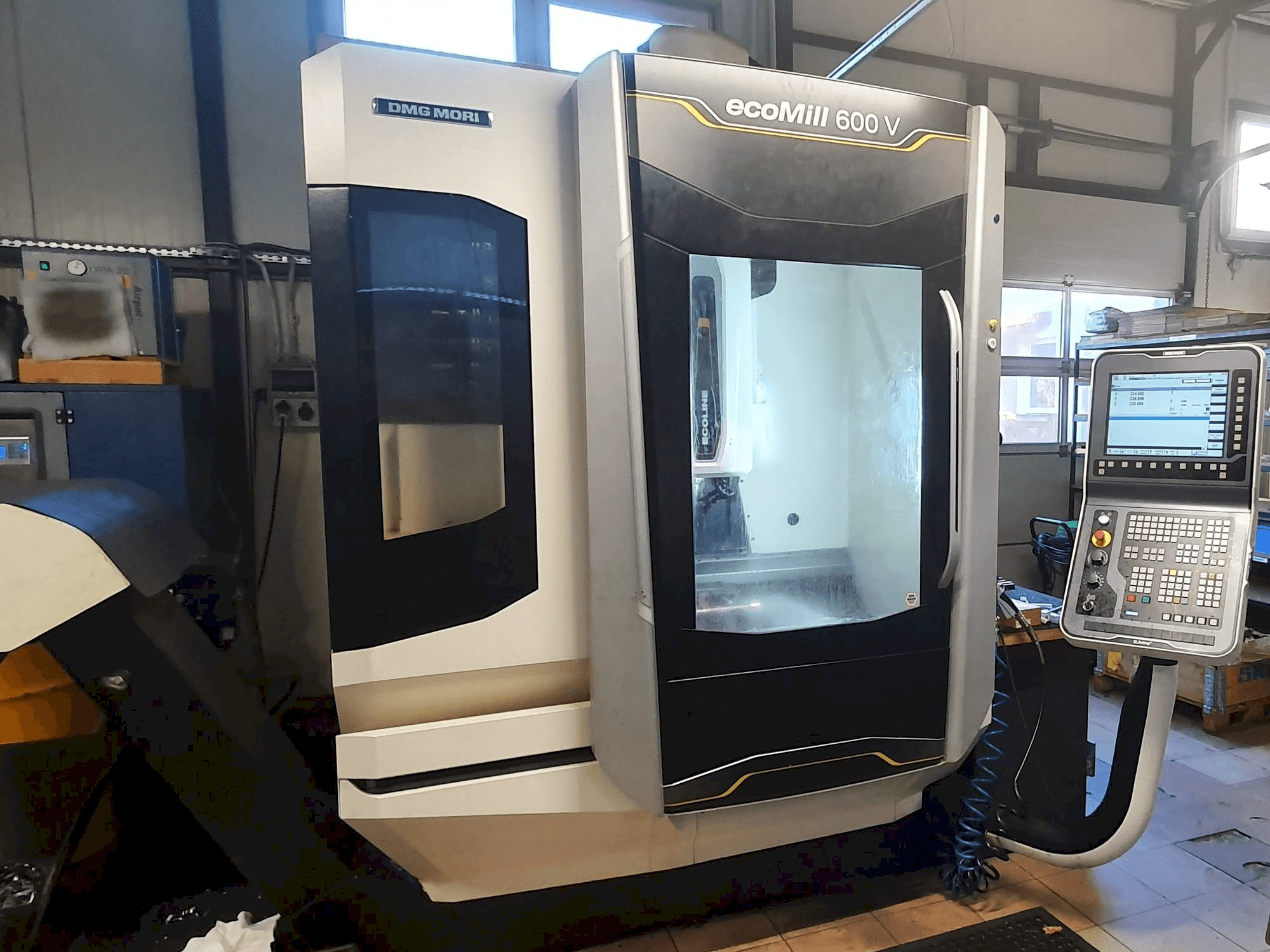 Vista Frontal da DMG MORI Ecomill 600 V máquina