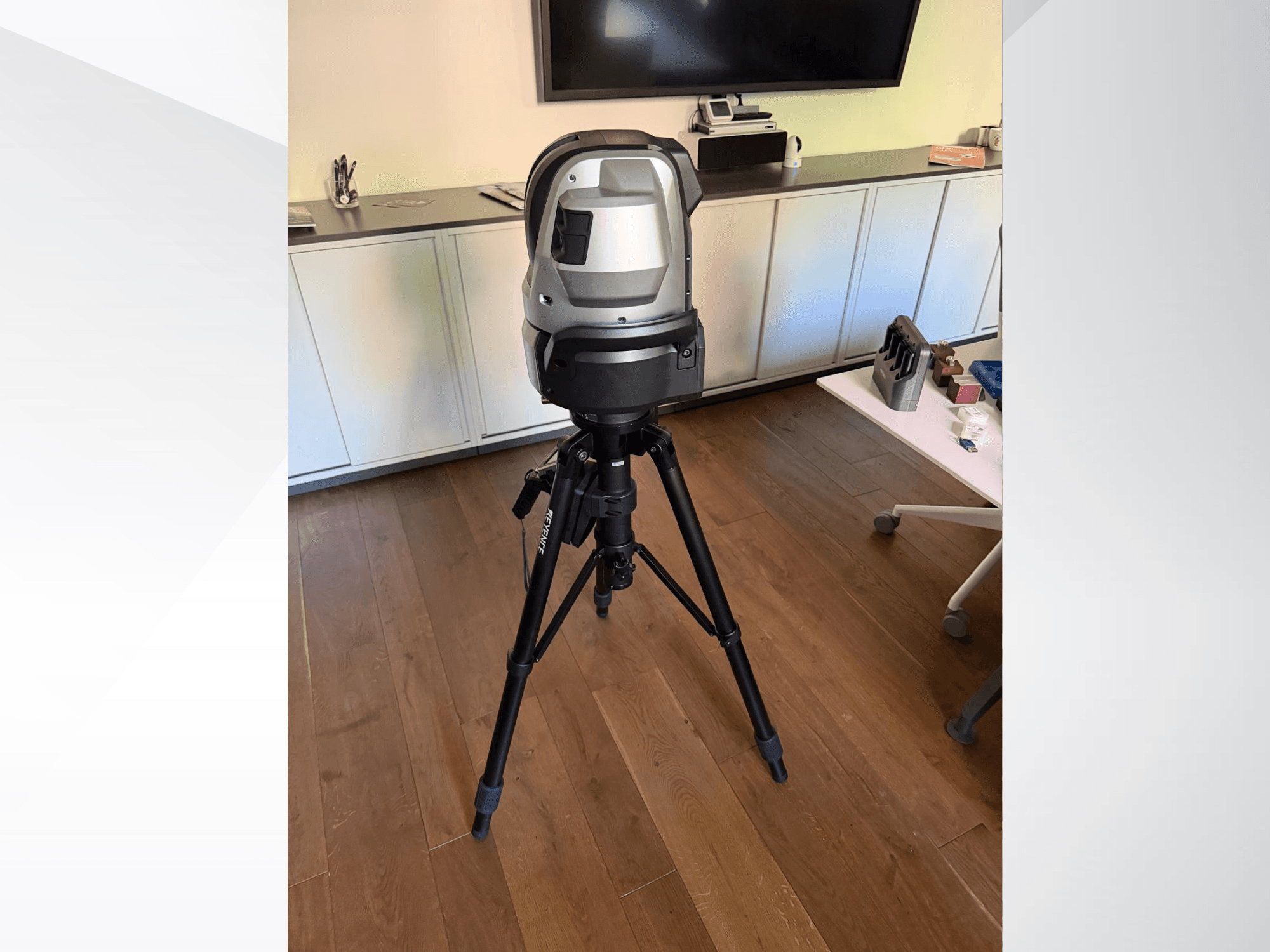 Máquina de medição por coordenadas KEYENCE WM c3000 vista de frente, montada num tripé com um design elegante e uma interface de controlo.