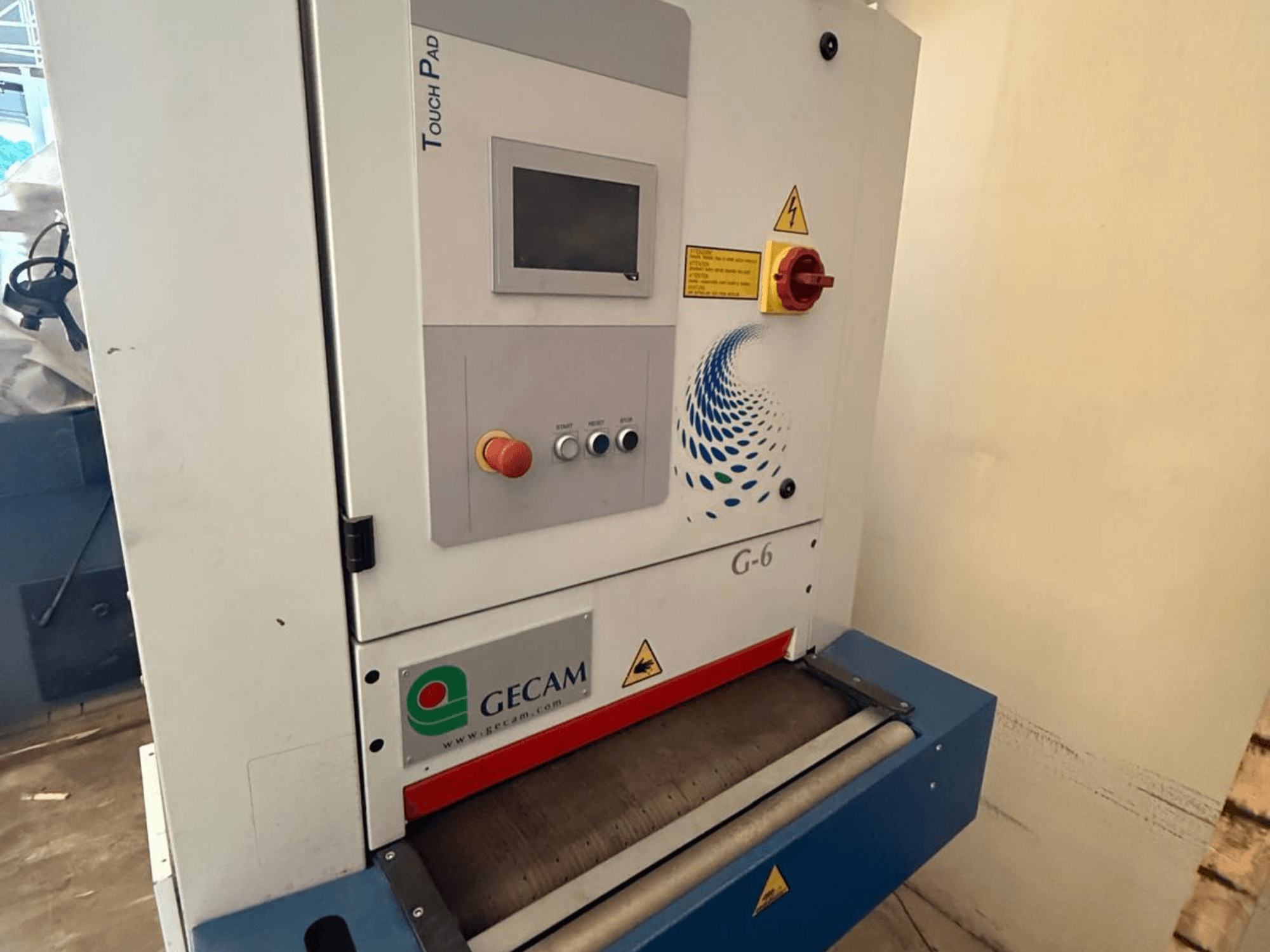 Máquina de rebarbação GECAM G6 RBB, vista de frente, com painel de controlo tátil e luzes indicadoras na lateral.