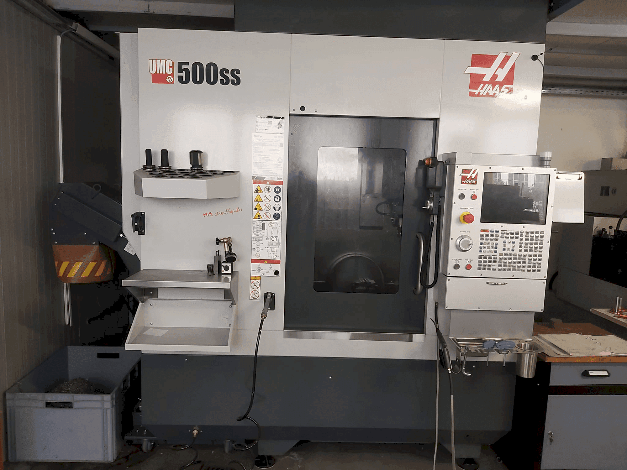 Vista Frontal da HAAS UMC-500SS máquina