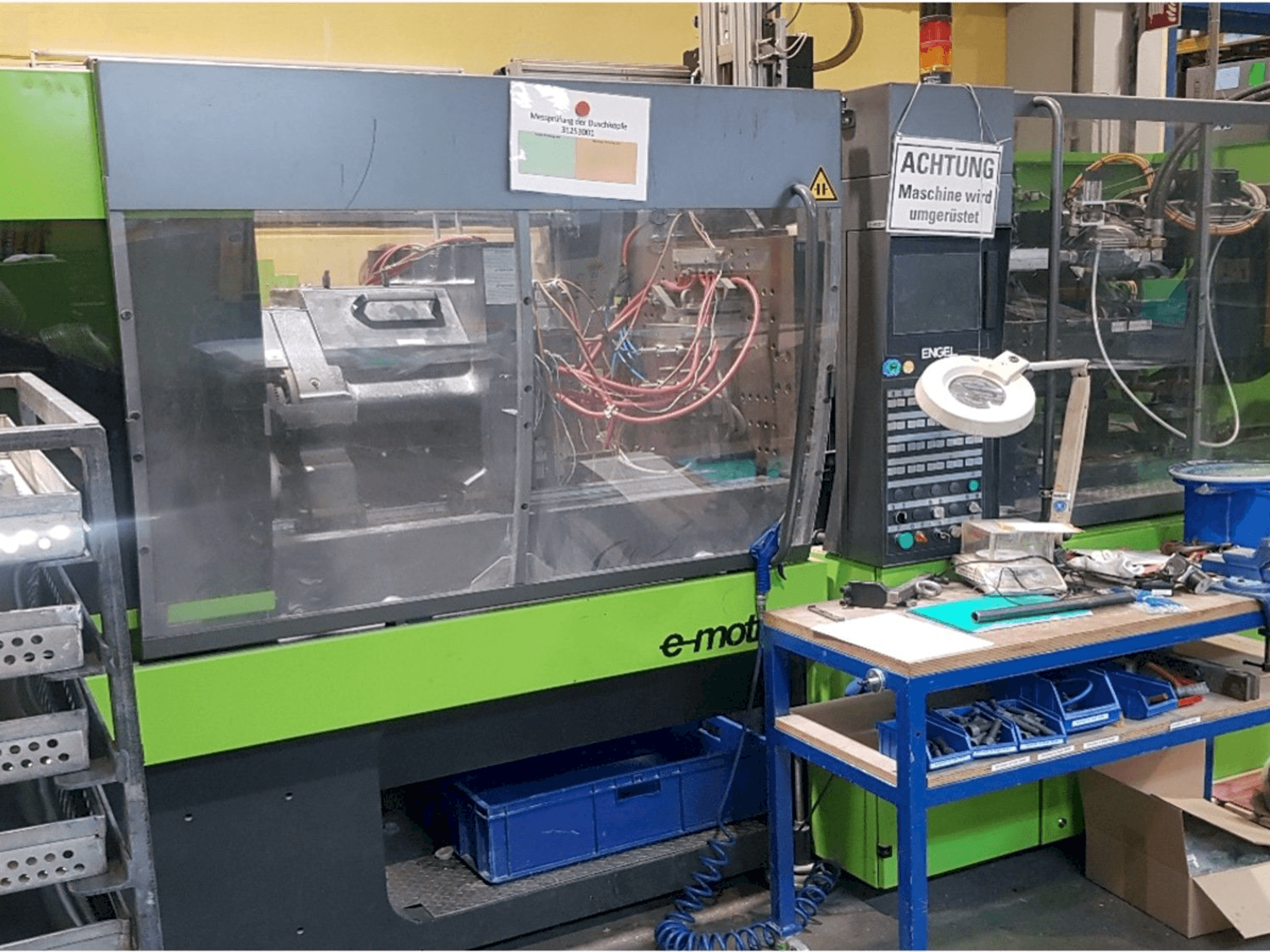 Vista Frontal da ENGEL e-motion 200/100 máquina