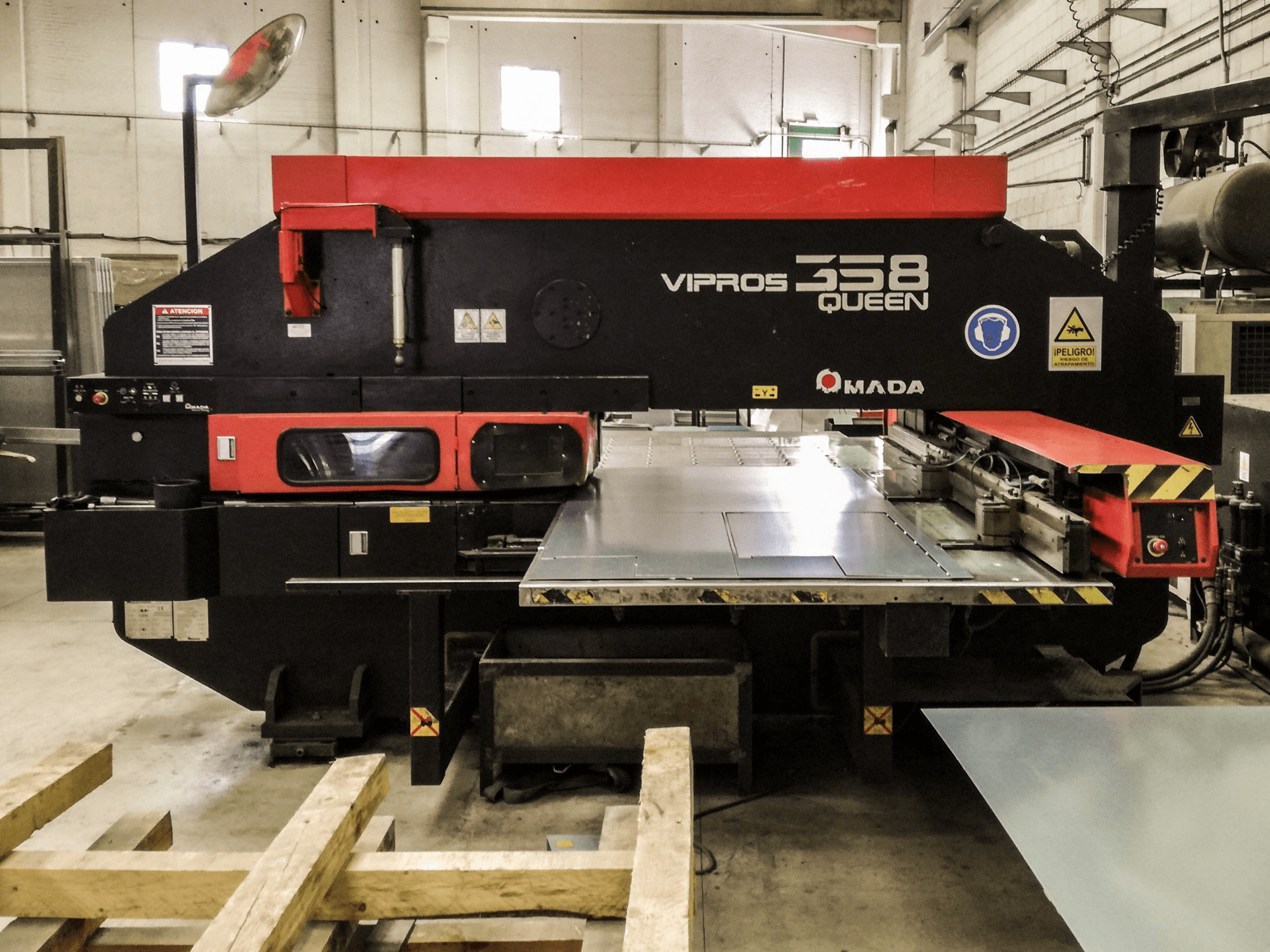 Vista Frontal da AMADA Vipros 358 QUEEN máquina