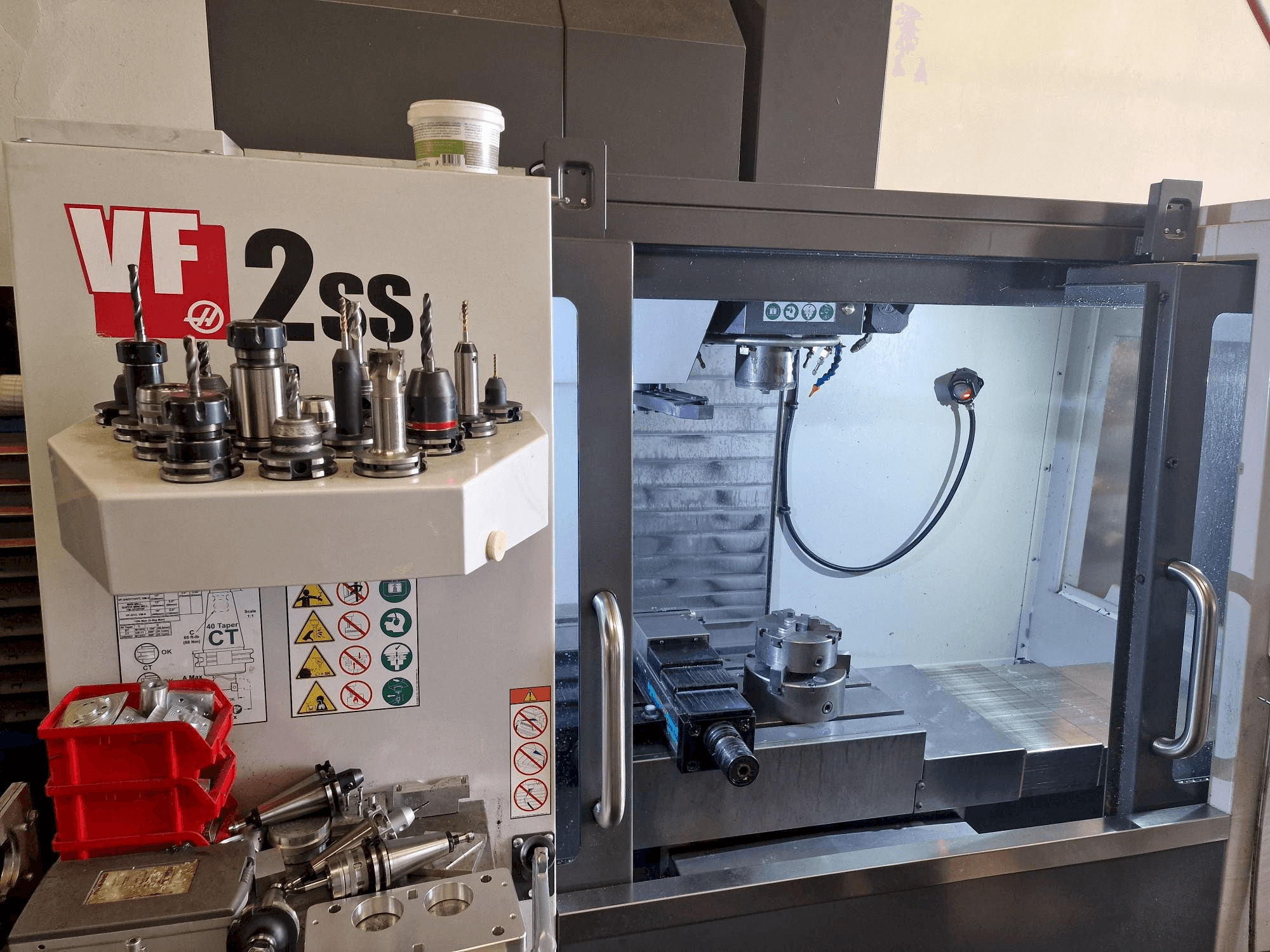 Vista Frontal da HAAS VF-2SS máquina
