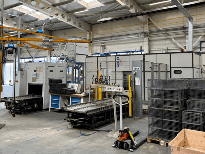 PERO V4/024 – Sistema de automatização Ex 7031 na oficina; inclui transportador, painel de controlo e contentores de fio empilhados.