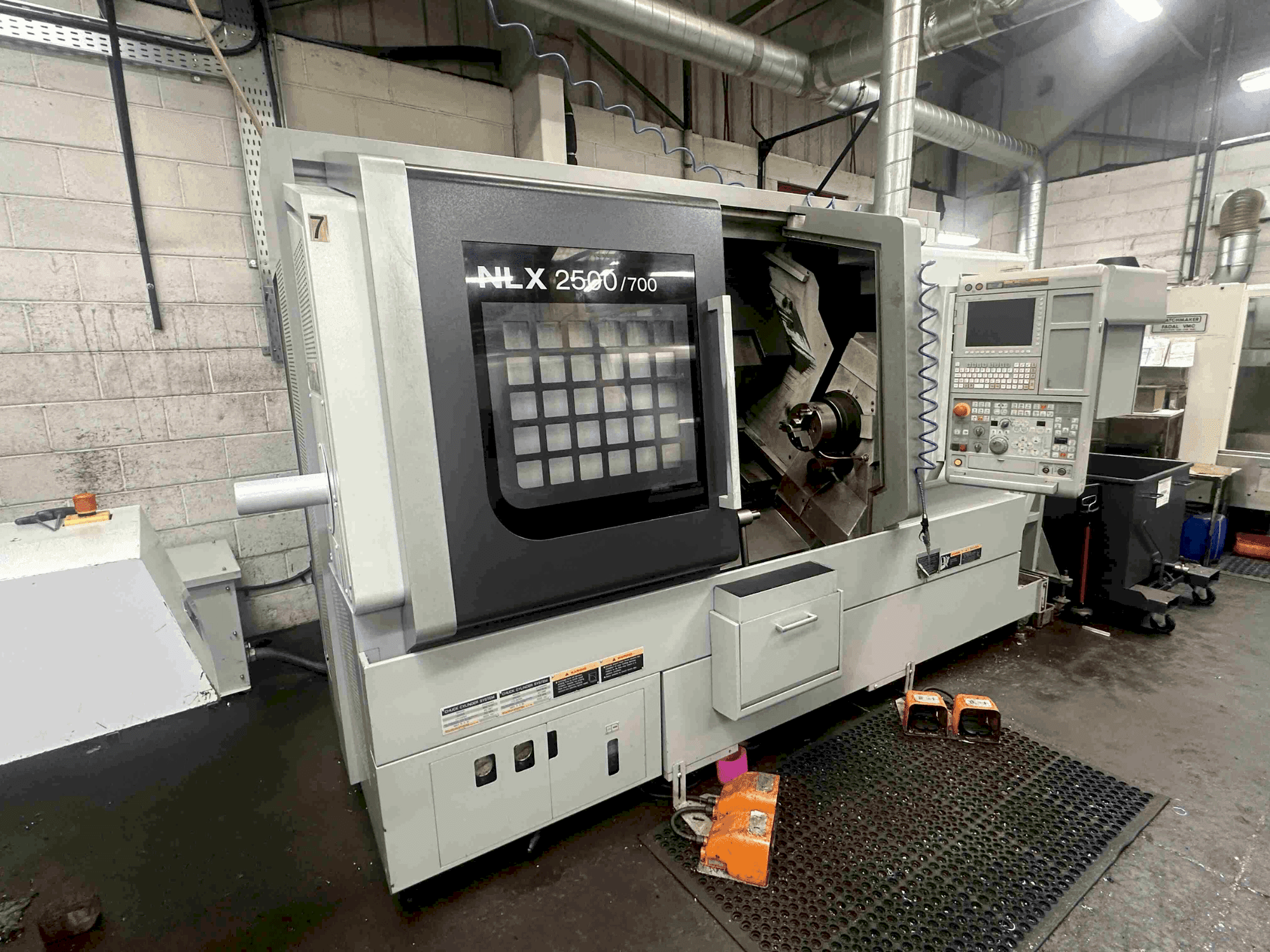 Vista Lateral Esquerda da DMG MORI NLX2500SY/700 máquina