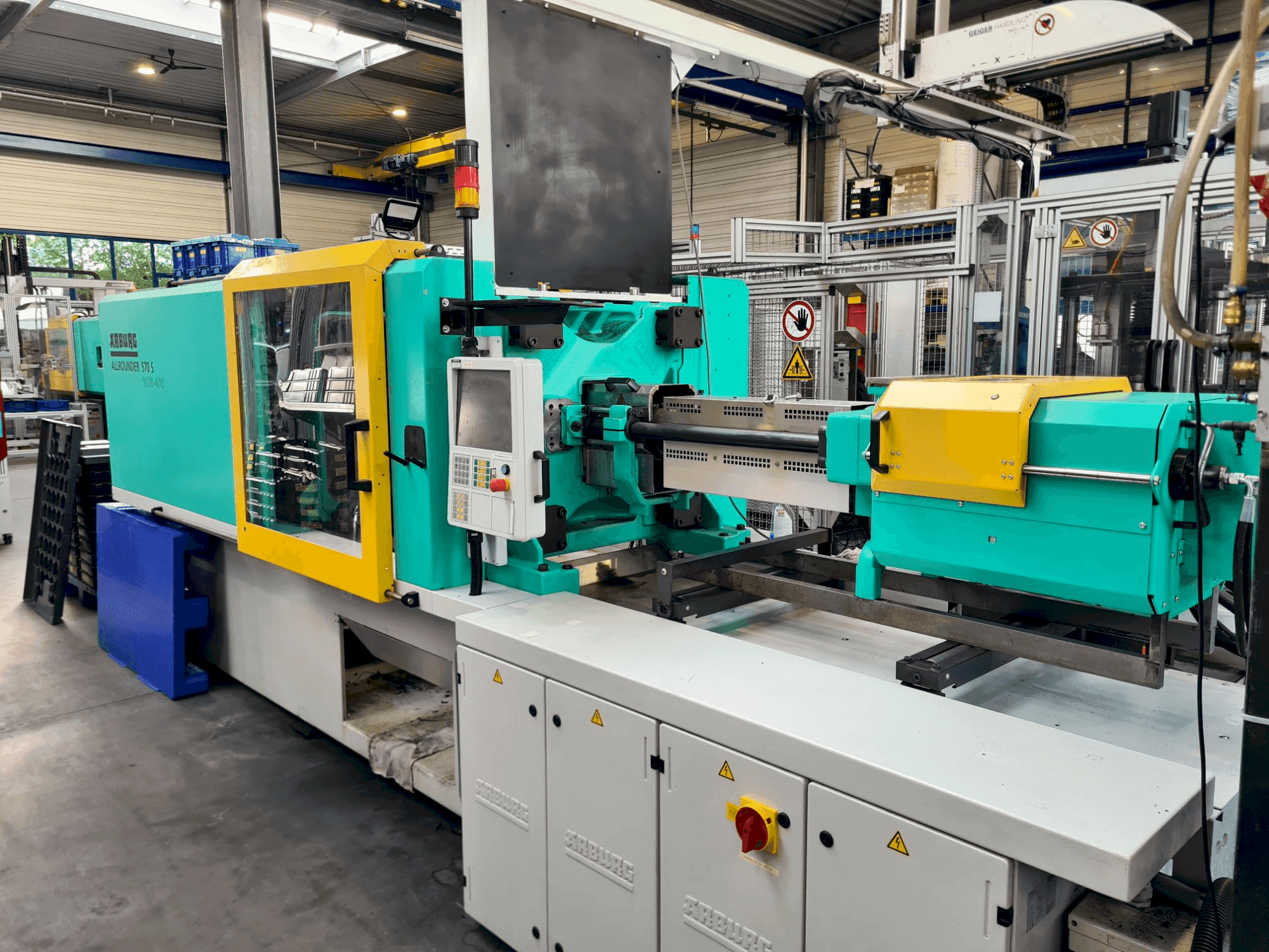 Vista Frontal da Arburg Allrounder 570S 1600-400 máquina