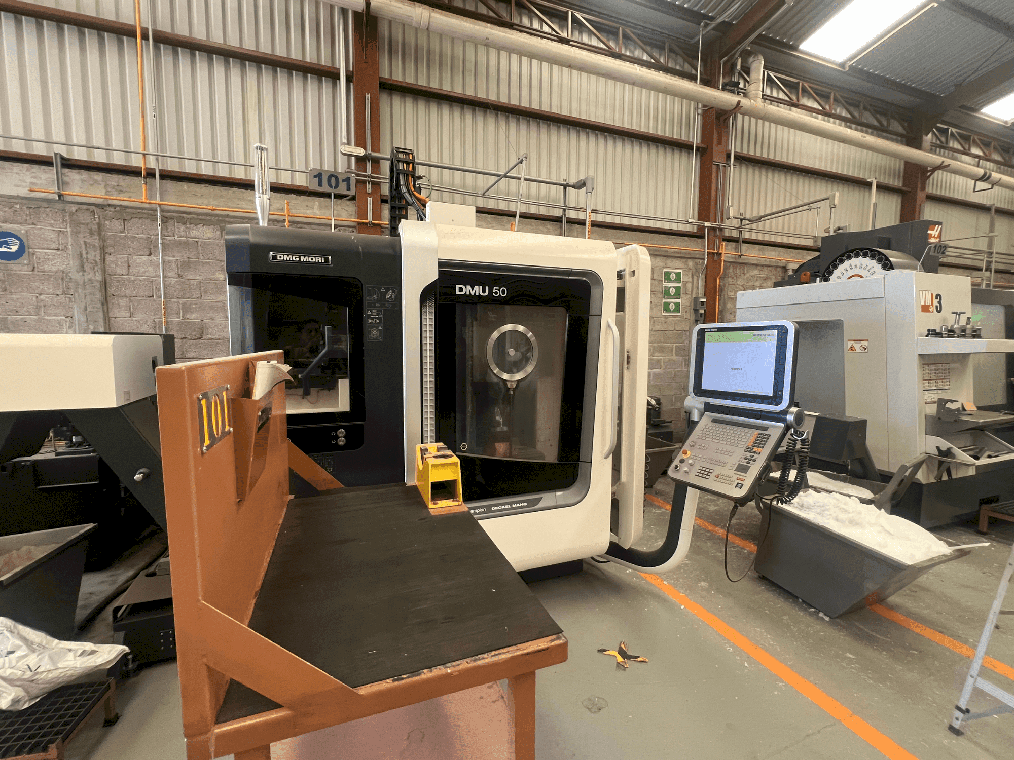 Vista Frontal da DMG MORI DMU 50 máquina