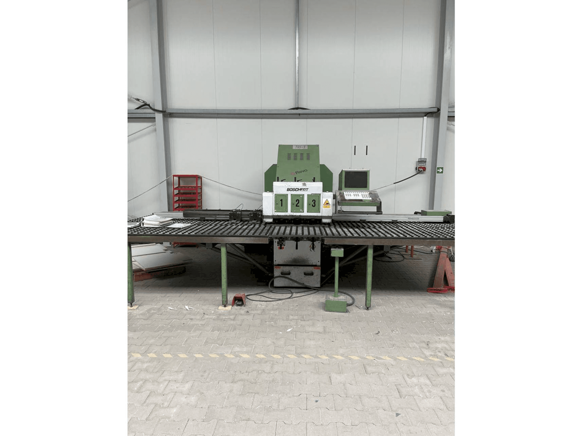 Vista Frontal da BOSCHERT TRI 1250 CNC Z máquina