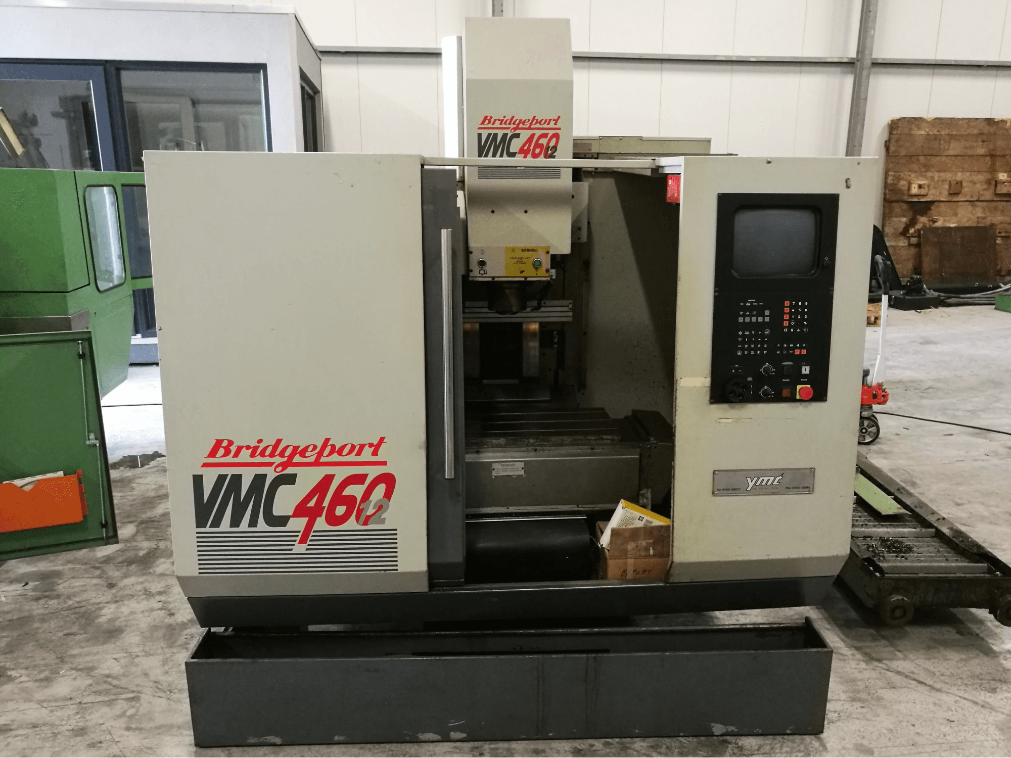 Vista Frontal da Bridgeport VMC 460 máquina