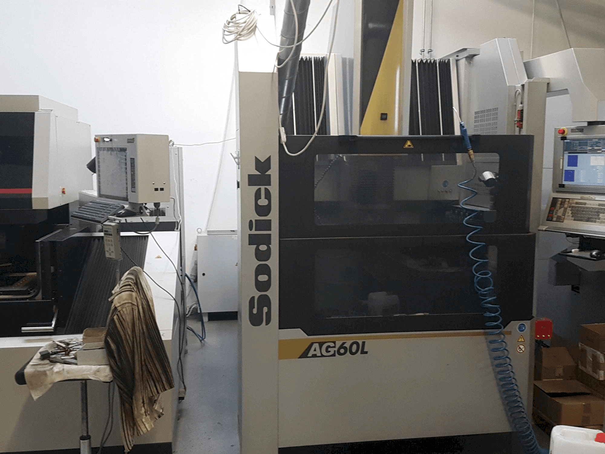 Vista Frontal da Sodick AG60L máquina