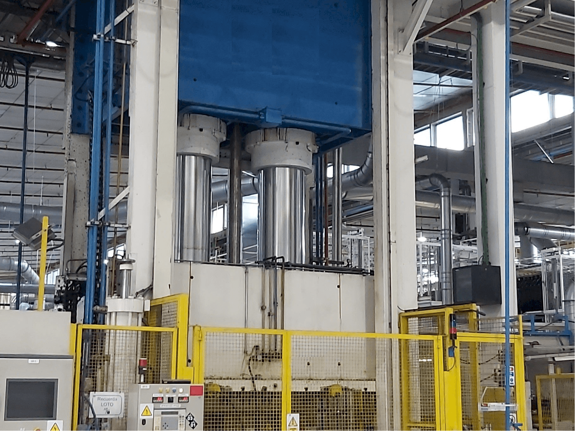 Vista Frontal da Pinette 1500 Ton máquina