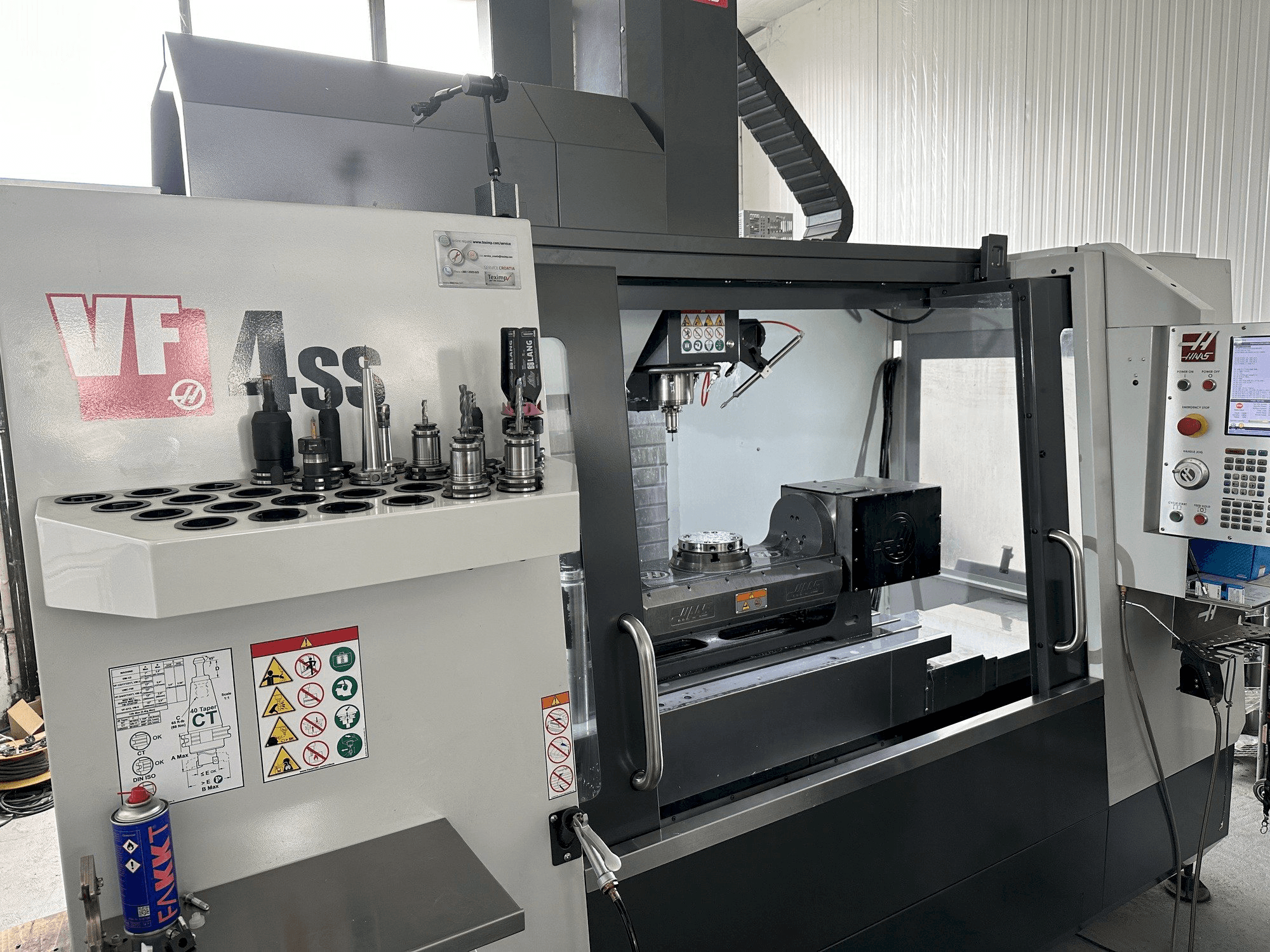 Vista Esquerda da HAAS VF-4SS máquina