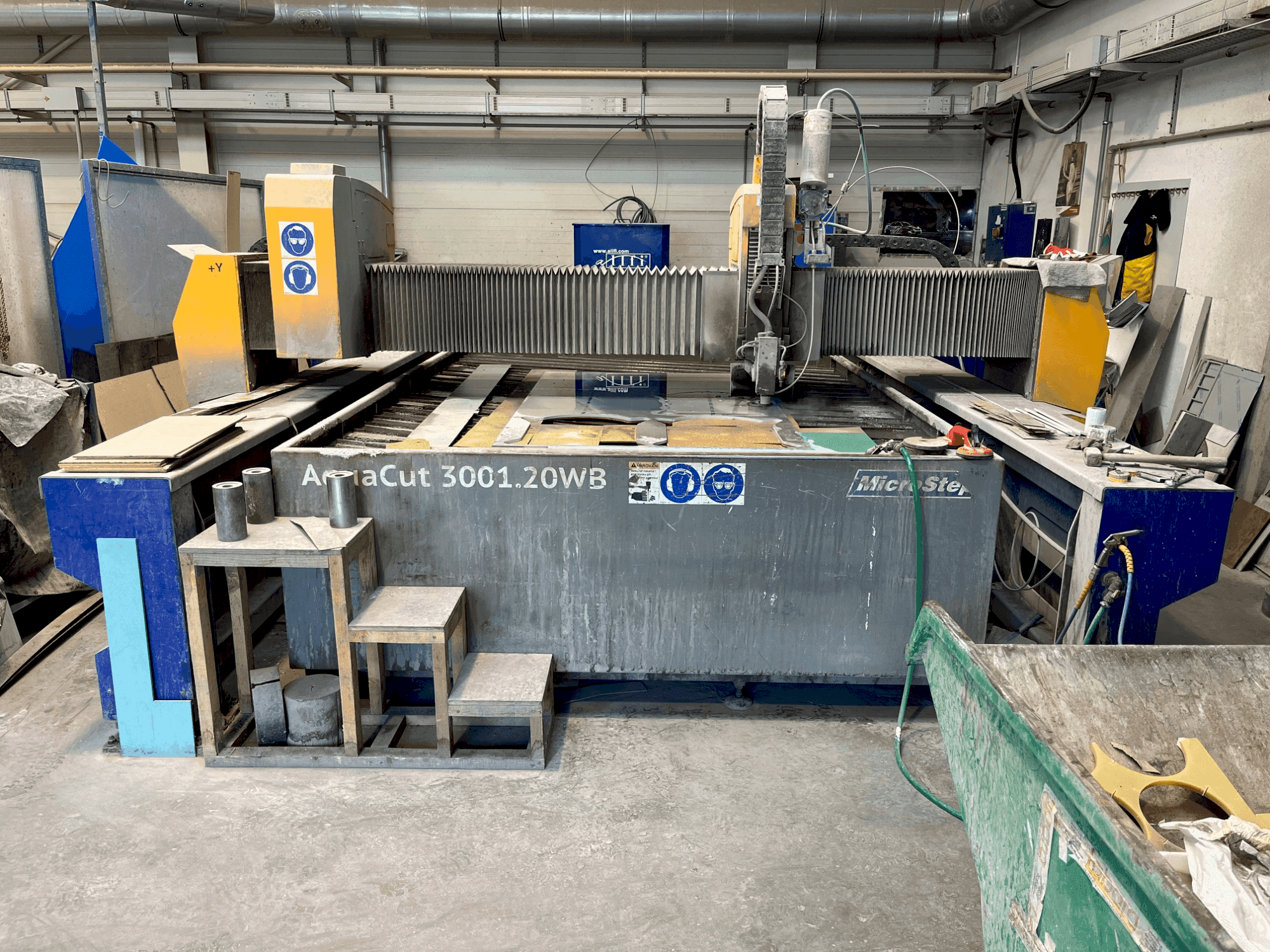 Vista Frontal da MicroStep AquaCut 3001.20WB máquina