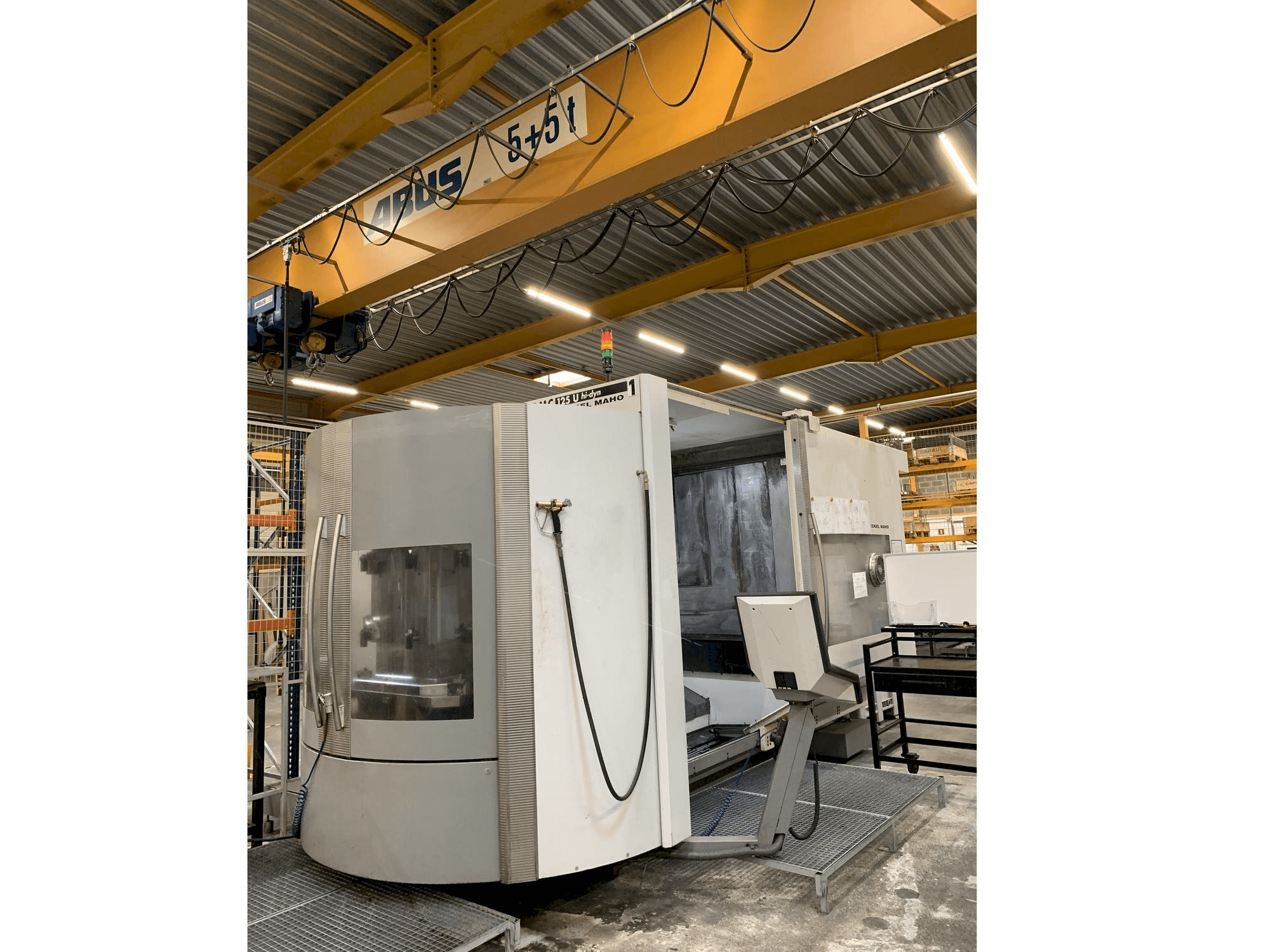 Vista Frontal da DECKEL MAHO DMC 125 U hy-dyn máquina