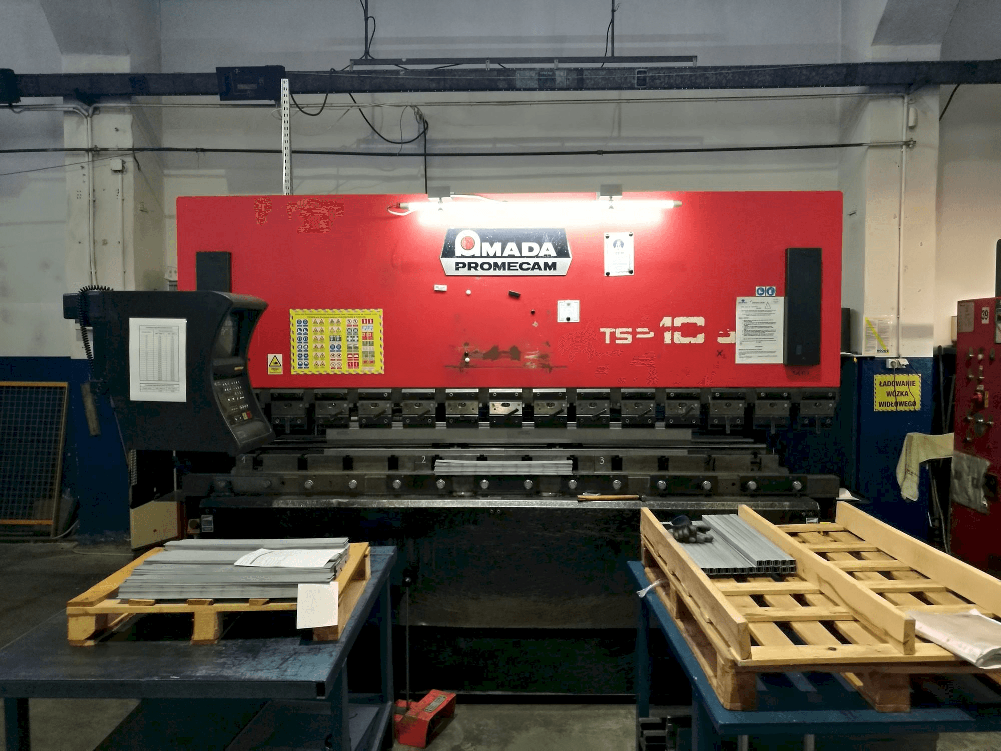 Vista Frontal da AMADA ITS2 máquina