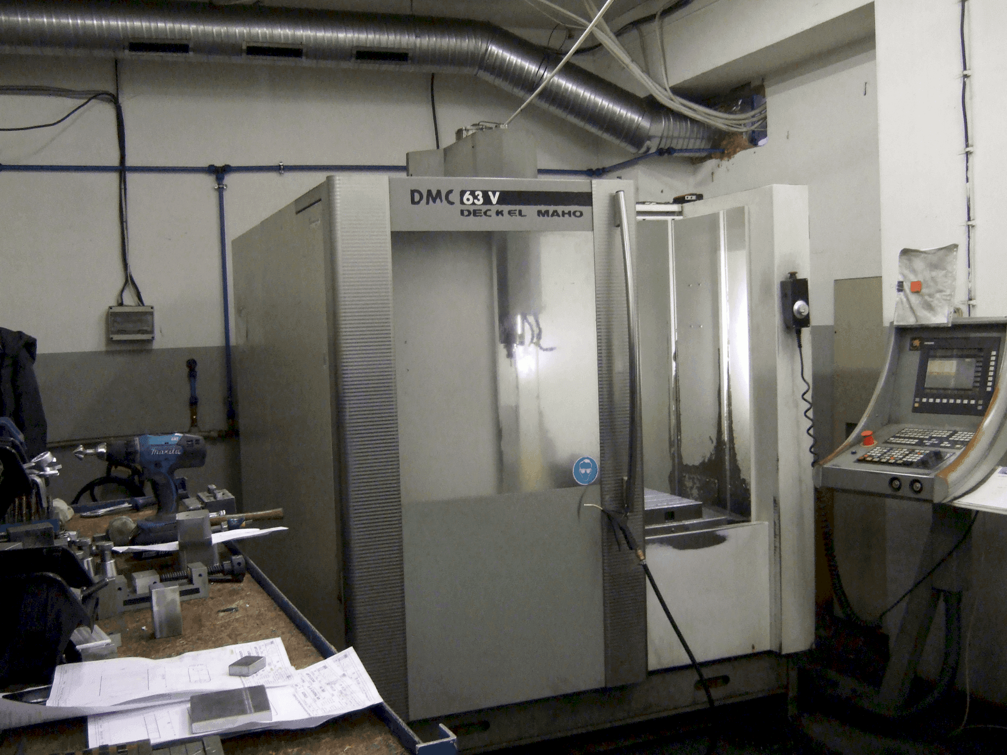 Vista Frontal da DECKEL MAHO DMC 63V máquina