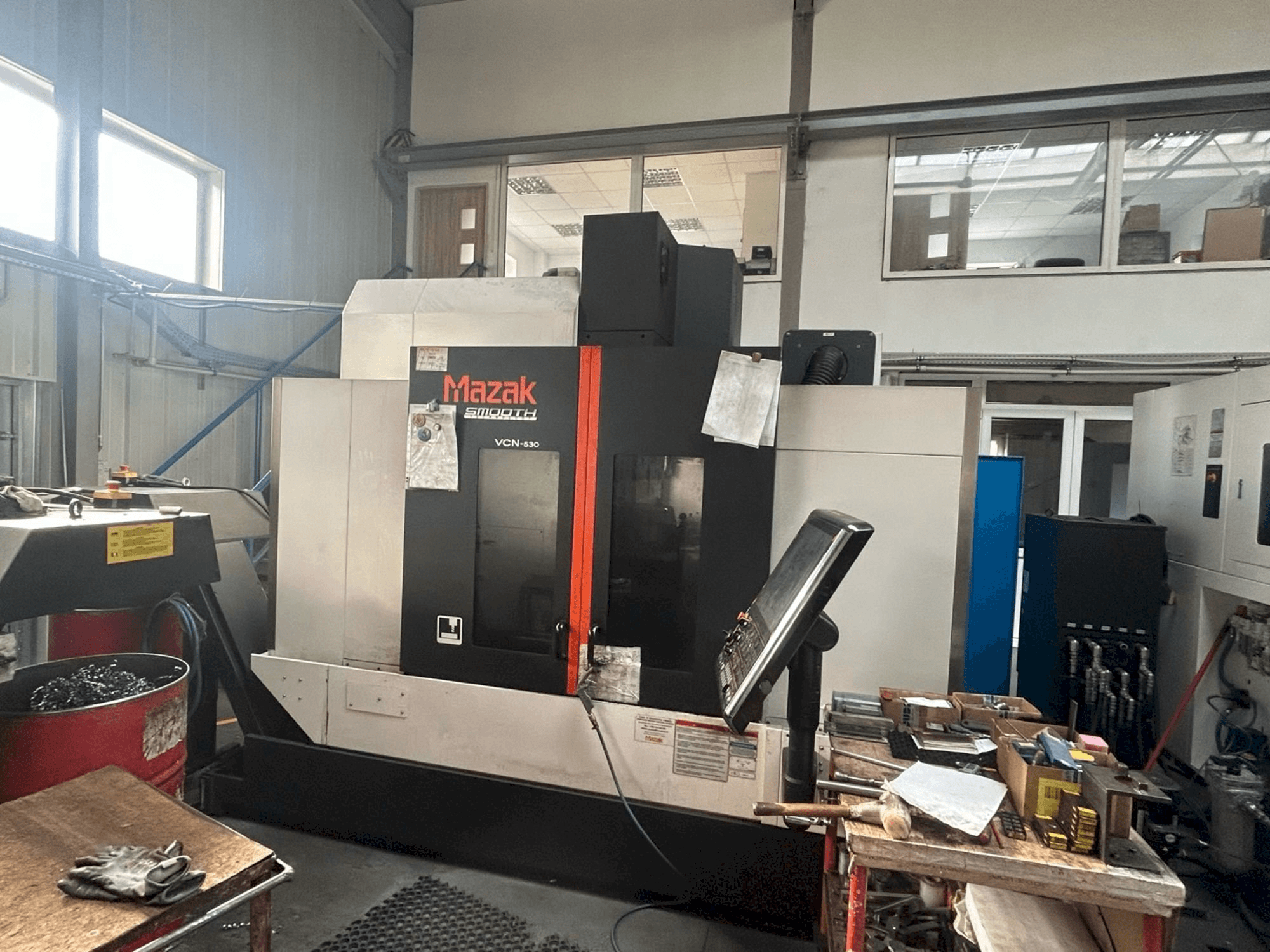 Vista Frontal da Mazak VCN-530 máquina