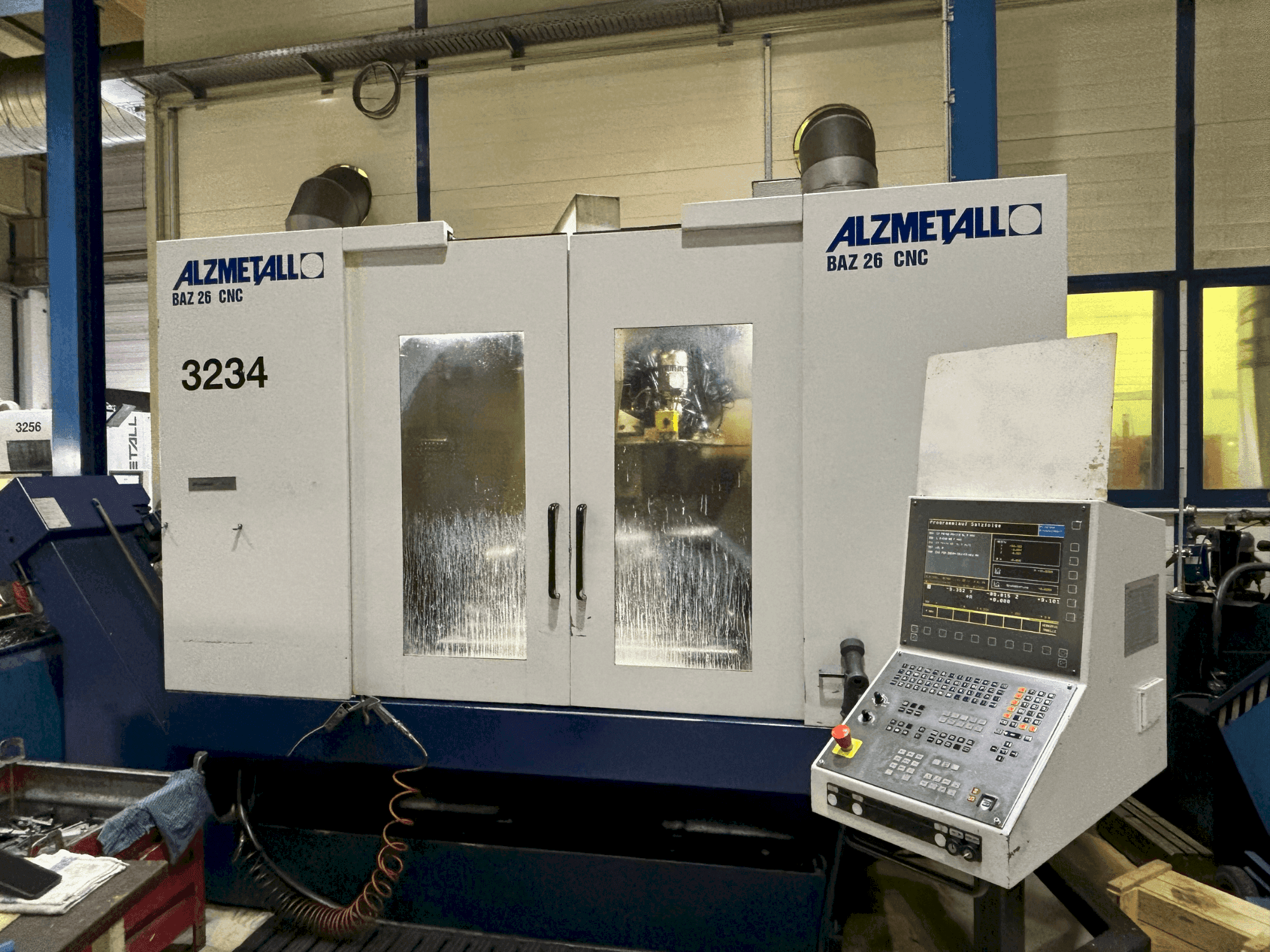 Vista Frontal da Alzmetall BAZ 26 máquina