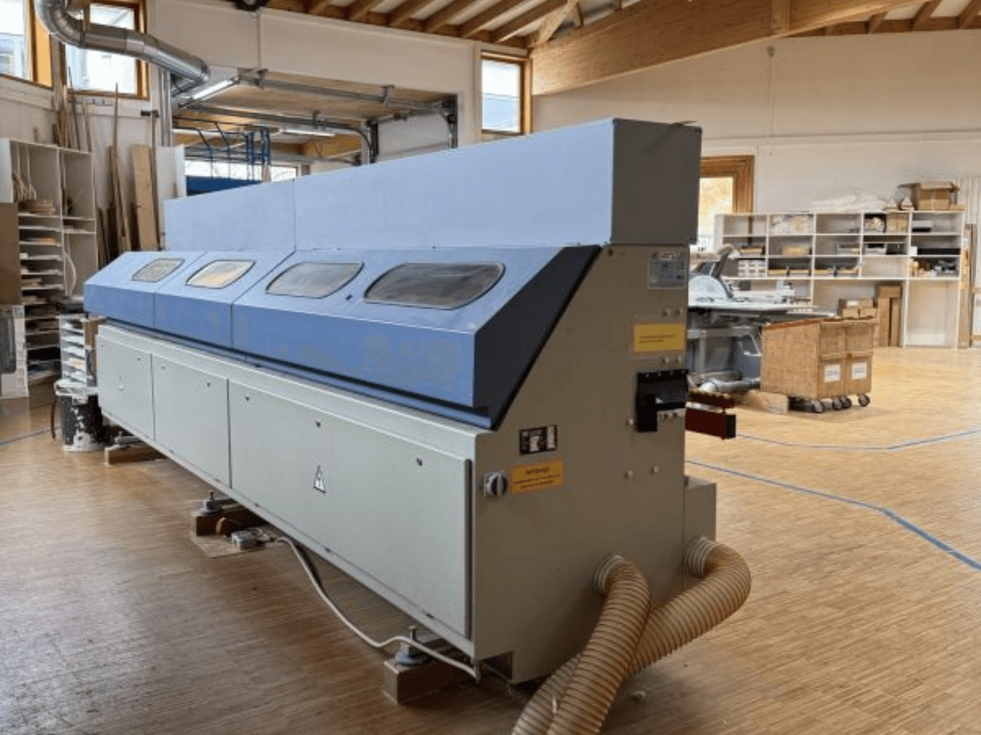 Orladora OTT Pacific V6-F mostrada de lado; apresenta um longo tampo azul e um painel de controlo com fixação de mangueira.