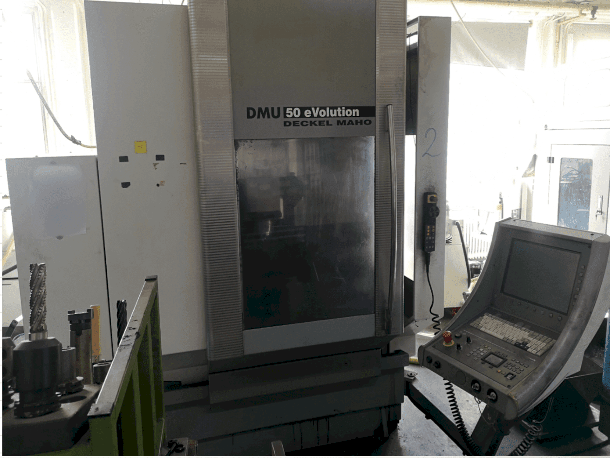 Vista Frontal da DECKEL MAHO DMU 50 evo máquina