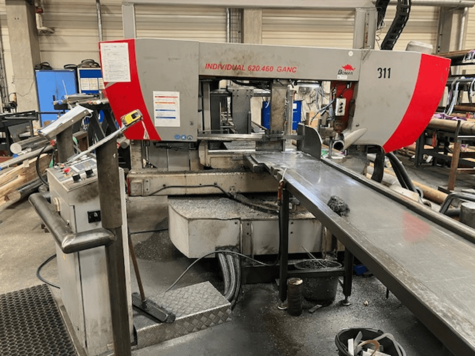 Serra de fita BOMAR INDIVIDUAL 620-460 GANC, vista frontal, mostrando controlos, área de corte e fundo de oficina industrial.