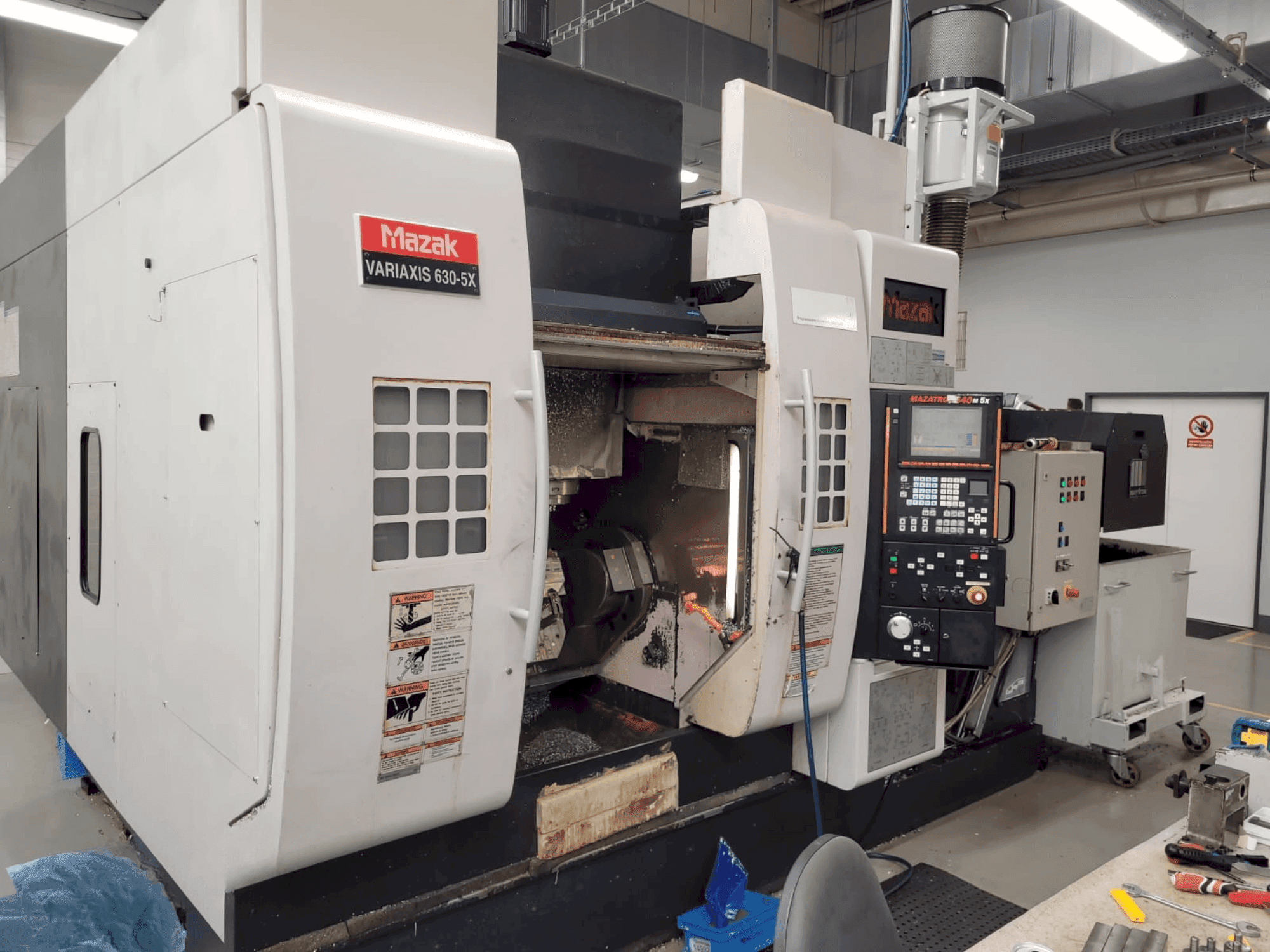 Vista Frontal da Mazak Variaxis 630-5X máquina