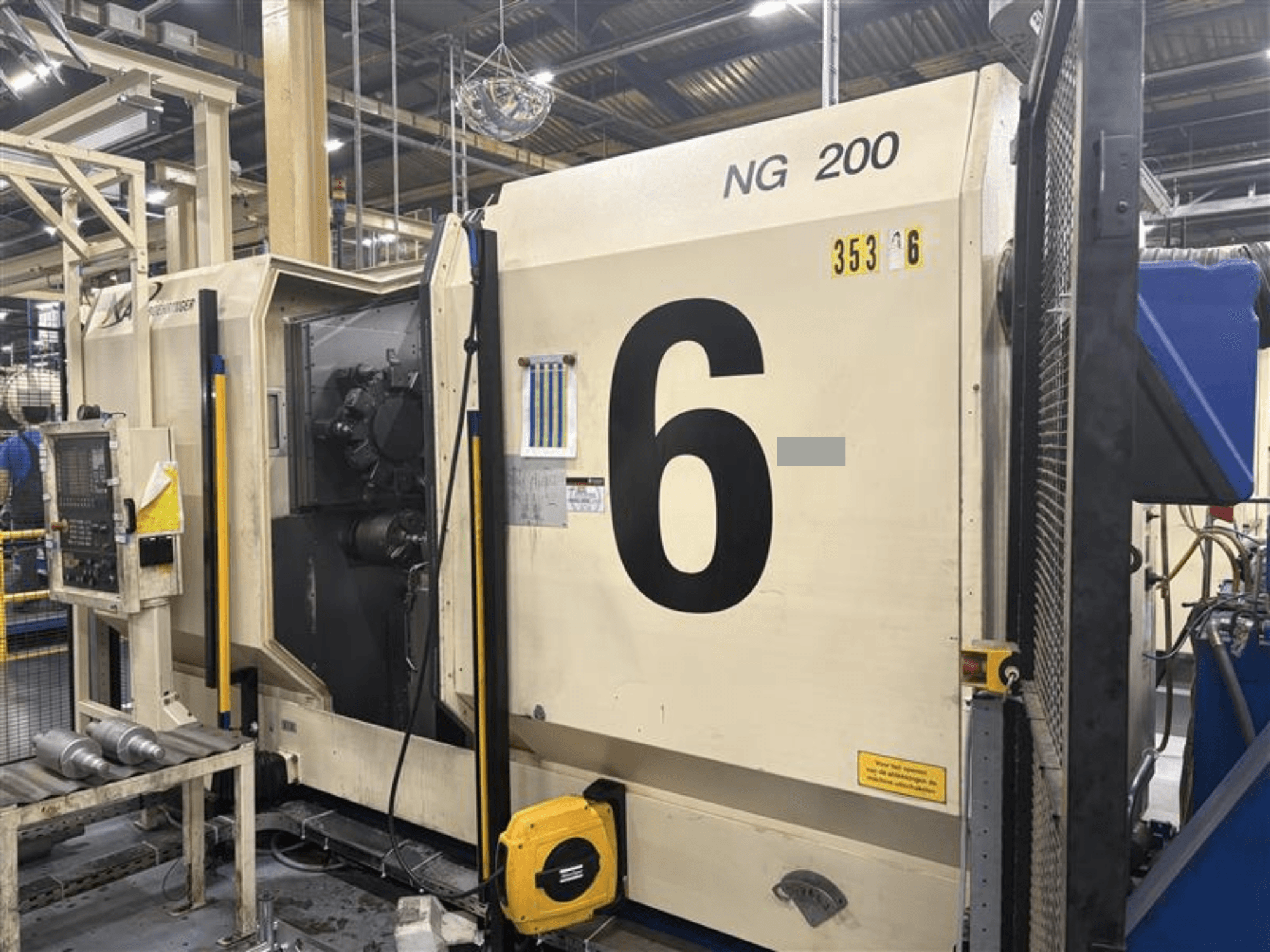 Vista frontal do torno horizontal BOEHRINGER NG-200 com números grandes e painel de controlo visíveis, em ambiente de fábrica.