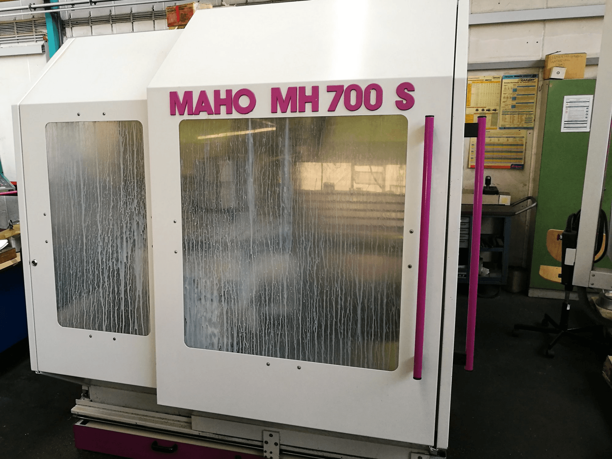 Vista Frontal da Maho MH 700 S máquina