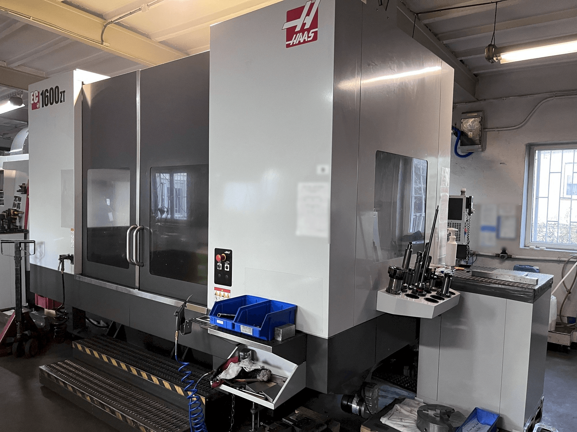 Vista Frontal da HAAS EC-1600 ZT máquina